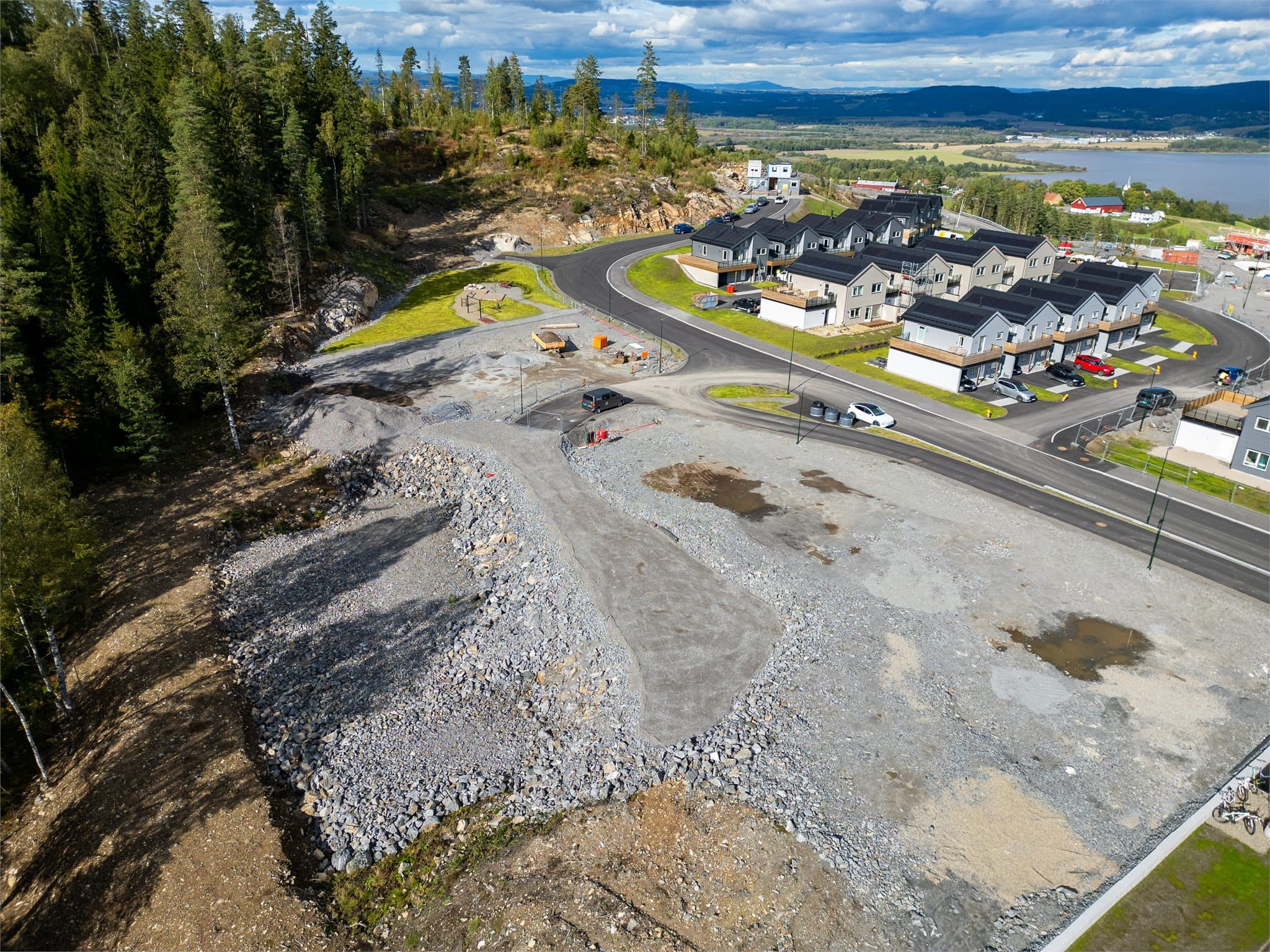 Her bor du nært alt du trenger: kort vei til ny barneskole og ungdomsskole, butikker, servicetilbud og kollektivtransport.