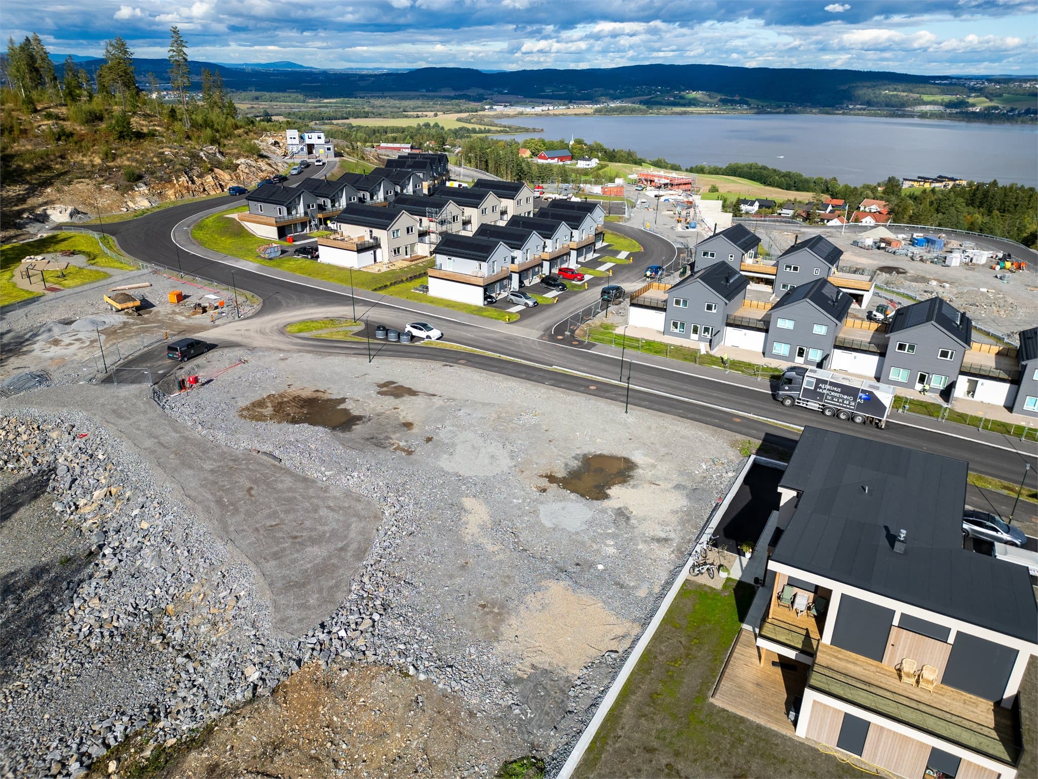 Fra Hansefellslynga er det kort vei til Fjerdingby barneskole (skolen ble tatt i bruk vinterferien 2023), Marikollen ungdomsskole og Rælingen videregående skole