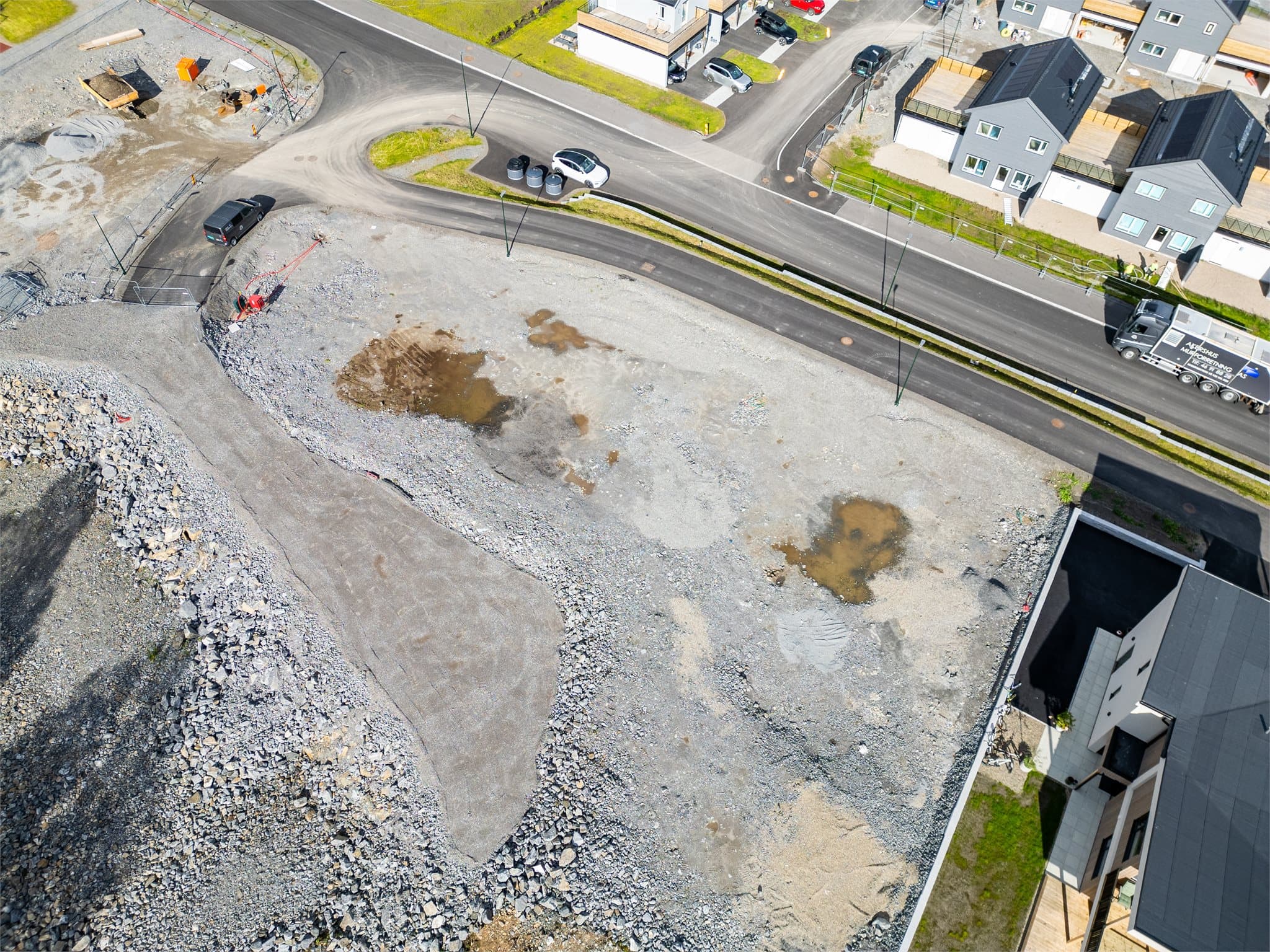 Begge tomtene er regulert for frittliggende småhusbebyggelse med enebolig eller enebolig med sekundærleilighet