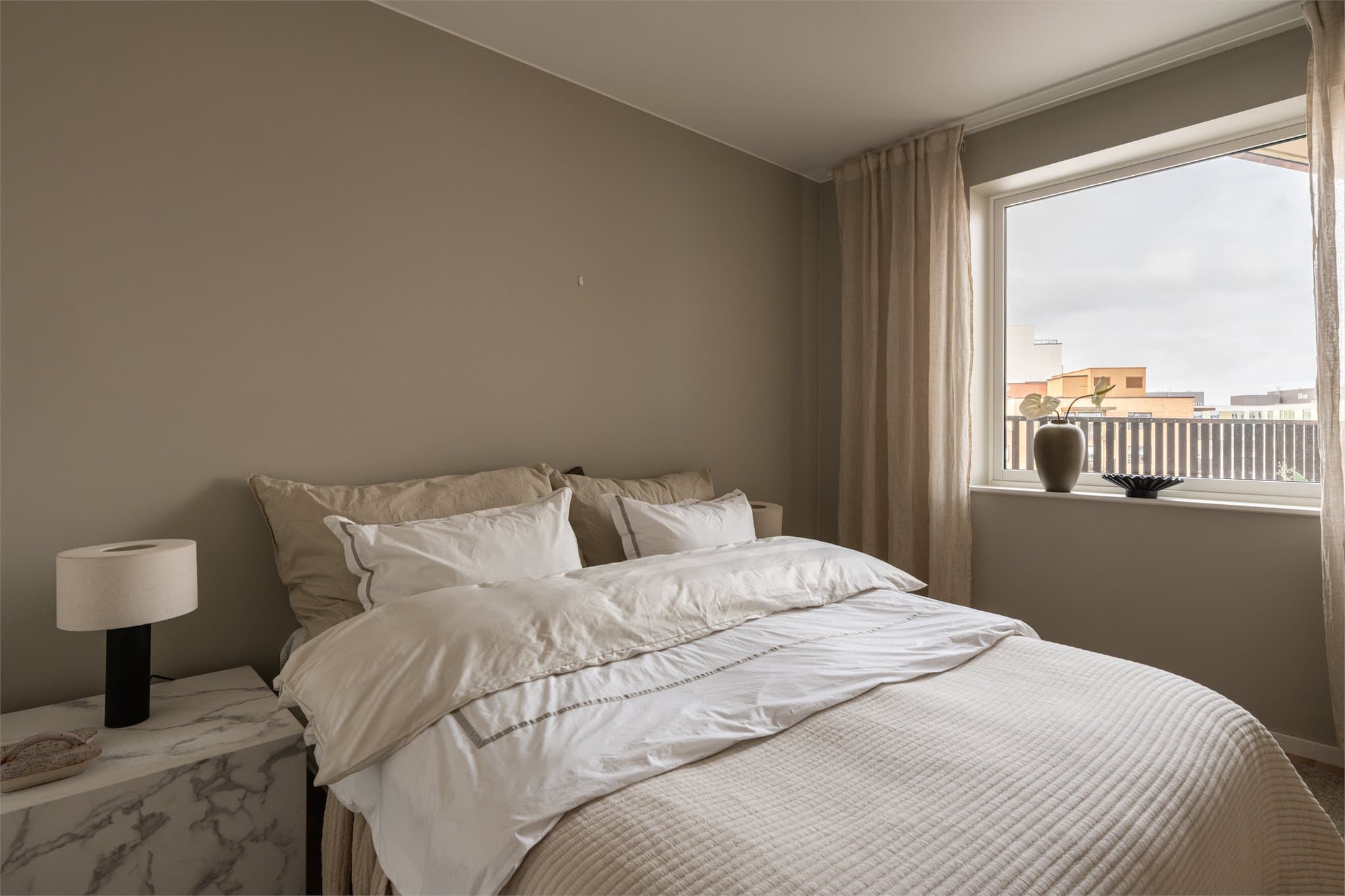 Hovedsoverommet er romslig med god plass til dobbeltseng og nattbord.