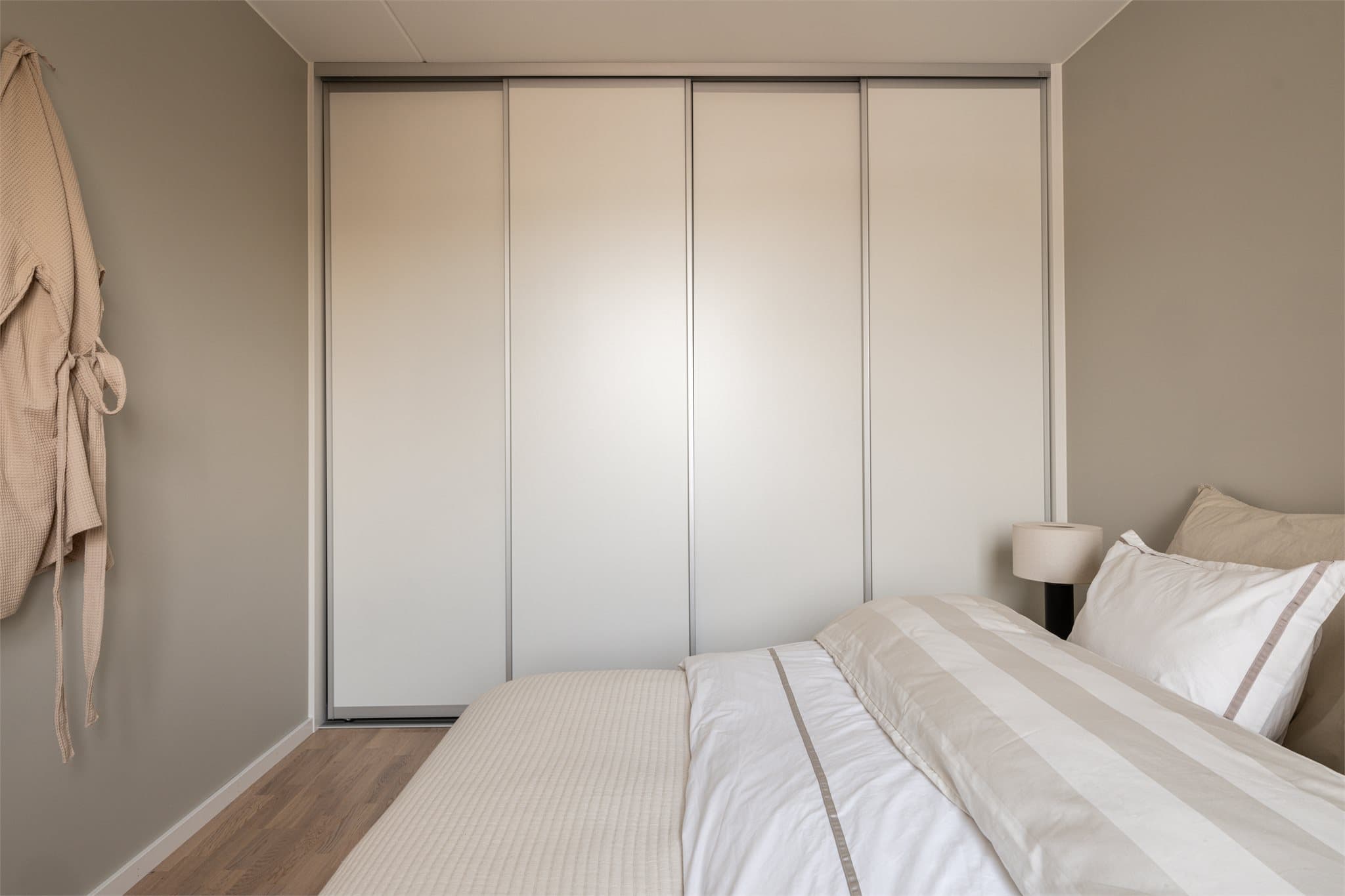 Garderobeløsningen er både plassbesparende og stilren.