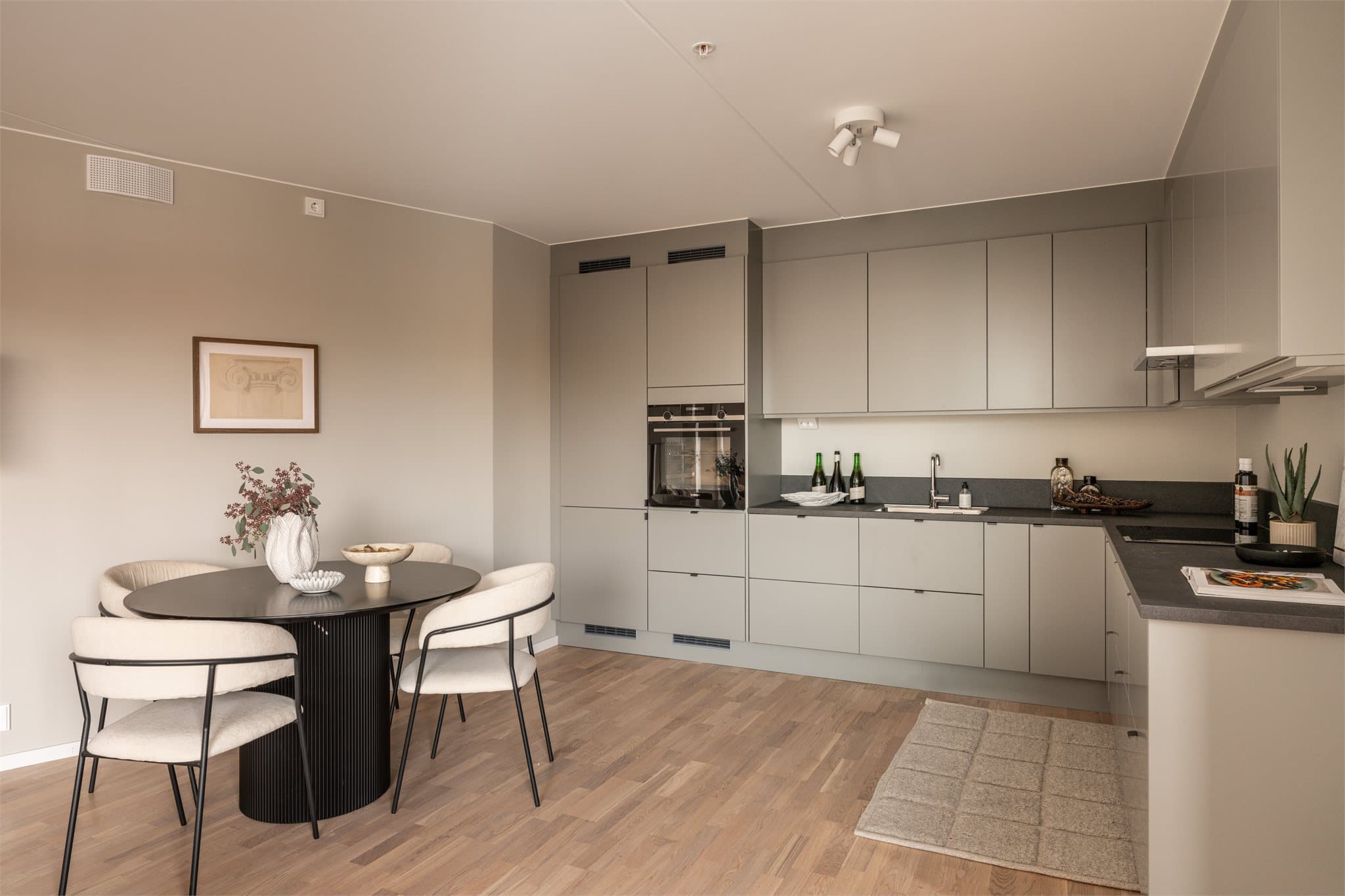 Kjøkkenet har rikelig med skap- og benkeplass, og en naturlig sone for spisebord.