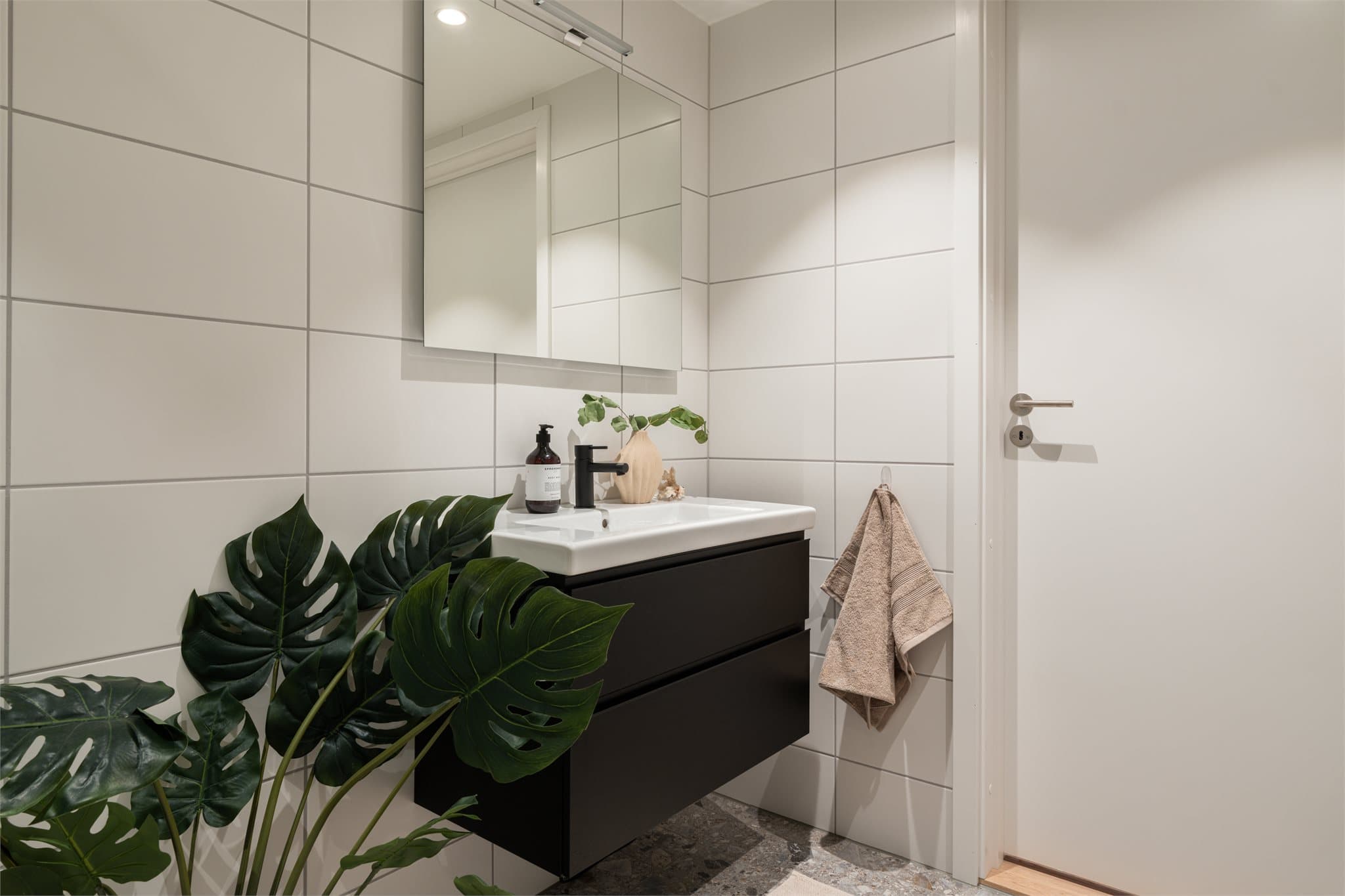 Hybelen har også eget baderom med gulvvarme og downlights i taket som gir en god atmosfære.