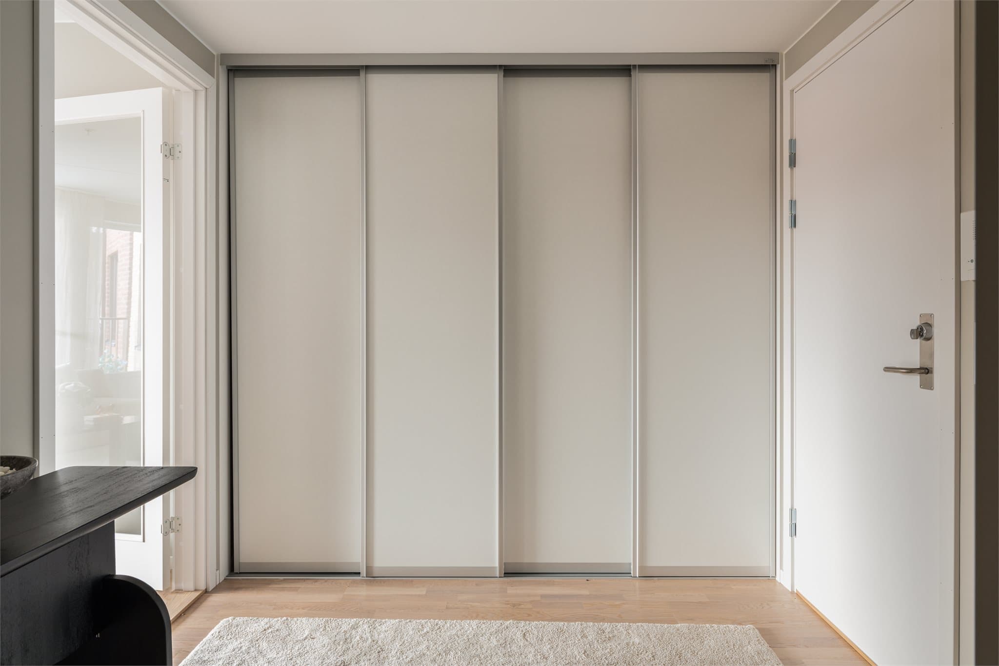 Gangen til hoveddelen har en romslig skyvedørsgarderobe for effektiv oppbevaring av yttertøy.