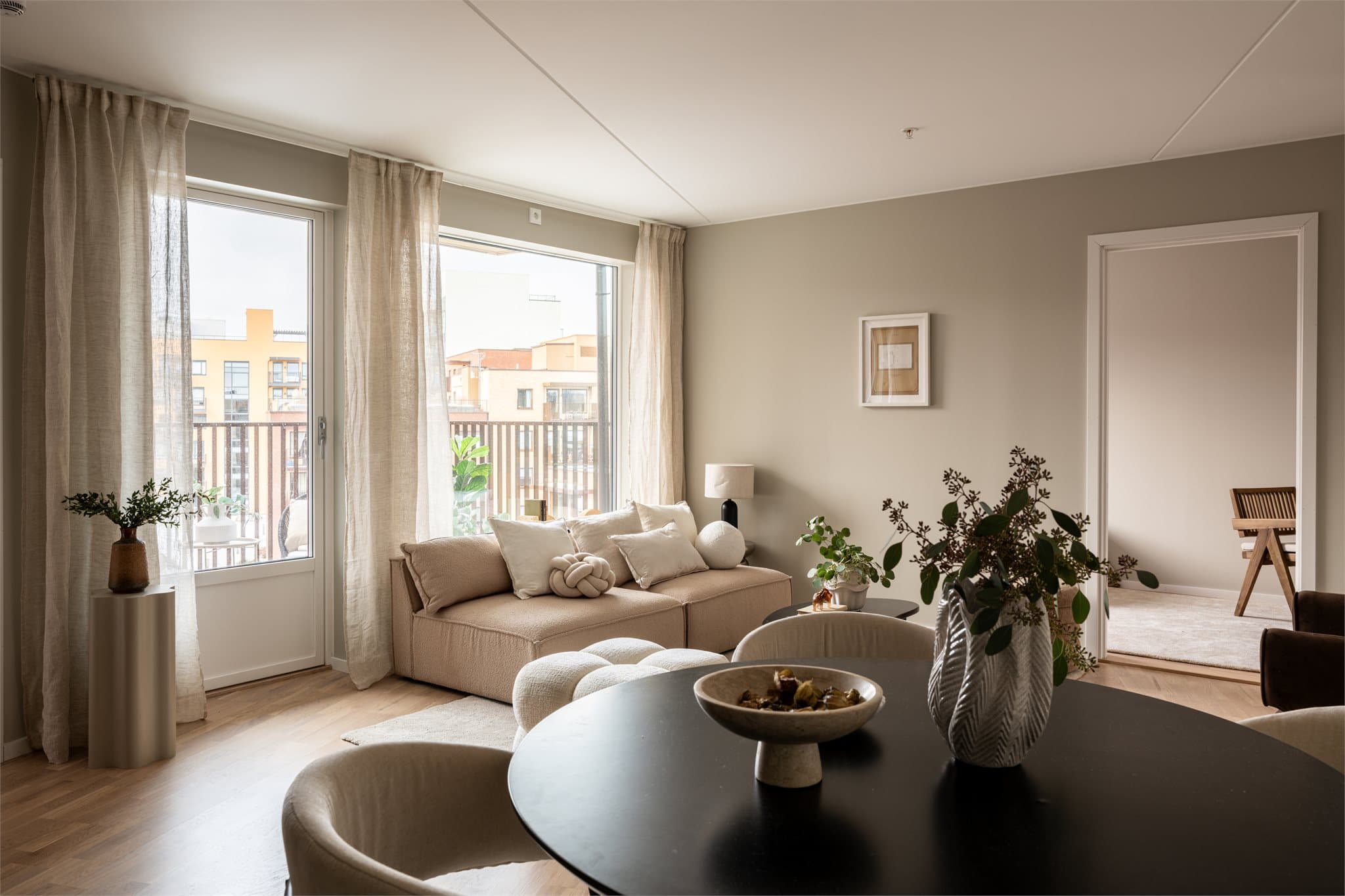 Fra stuen er det direkte utgang til den romslige balkongen.