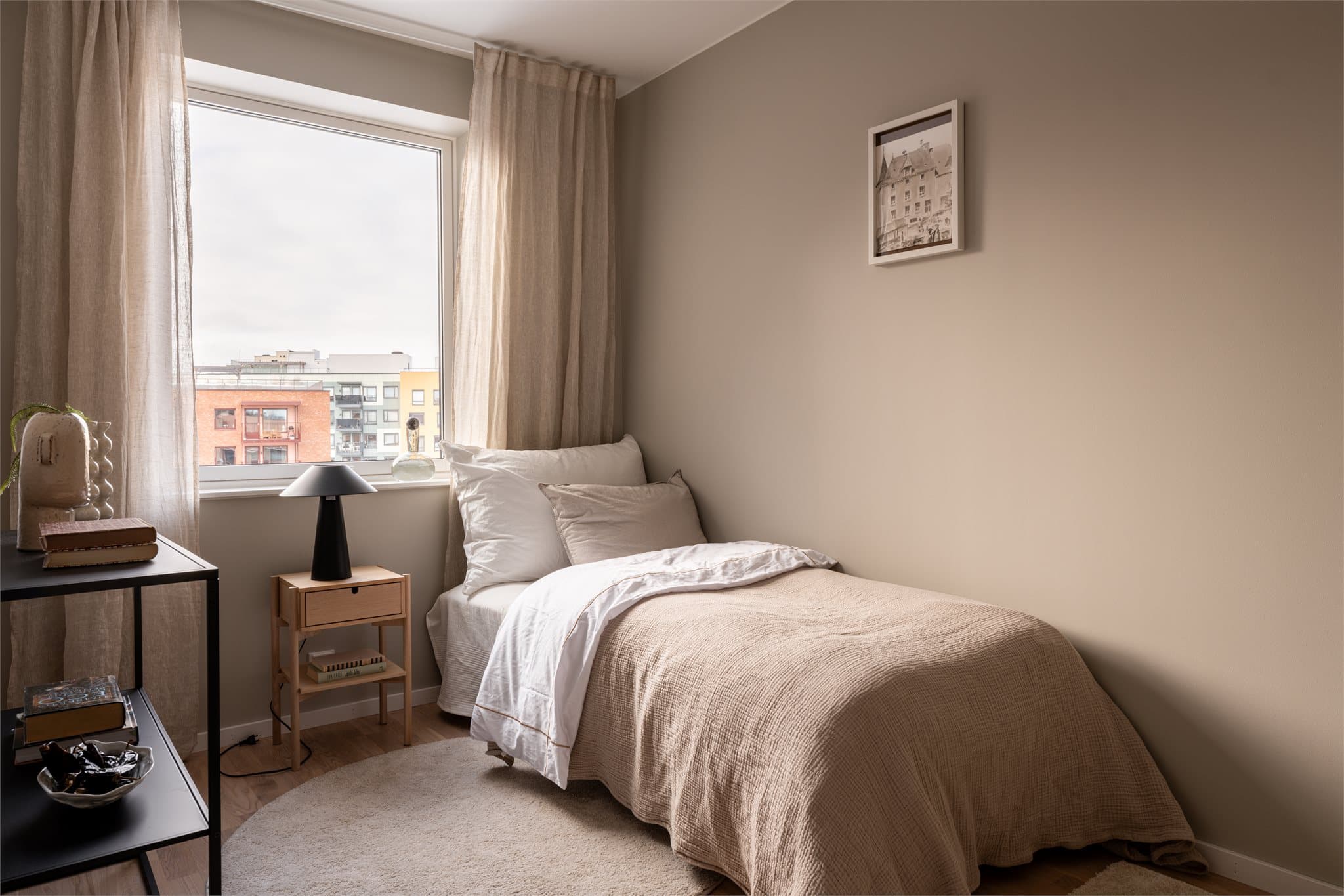 Leilighetens andre soverom passer utmerket som barnerom, gjesterom eller kontor.