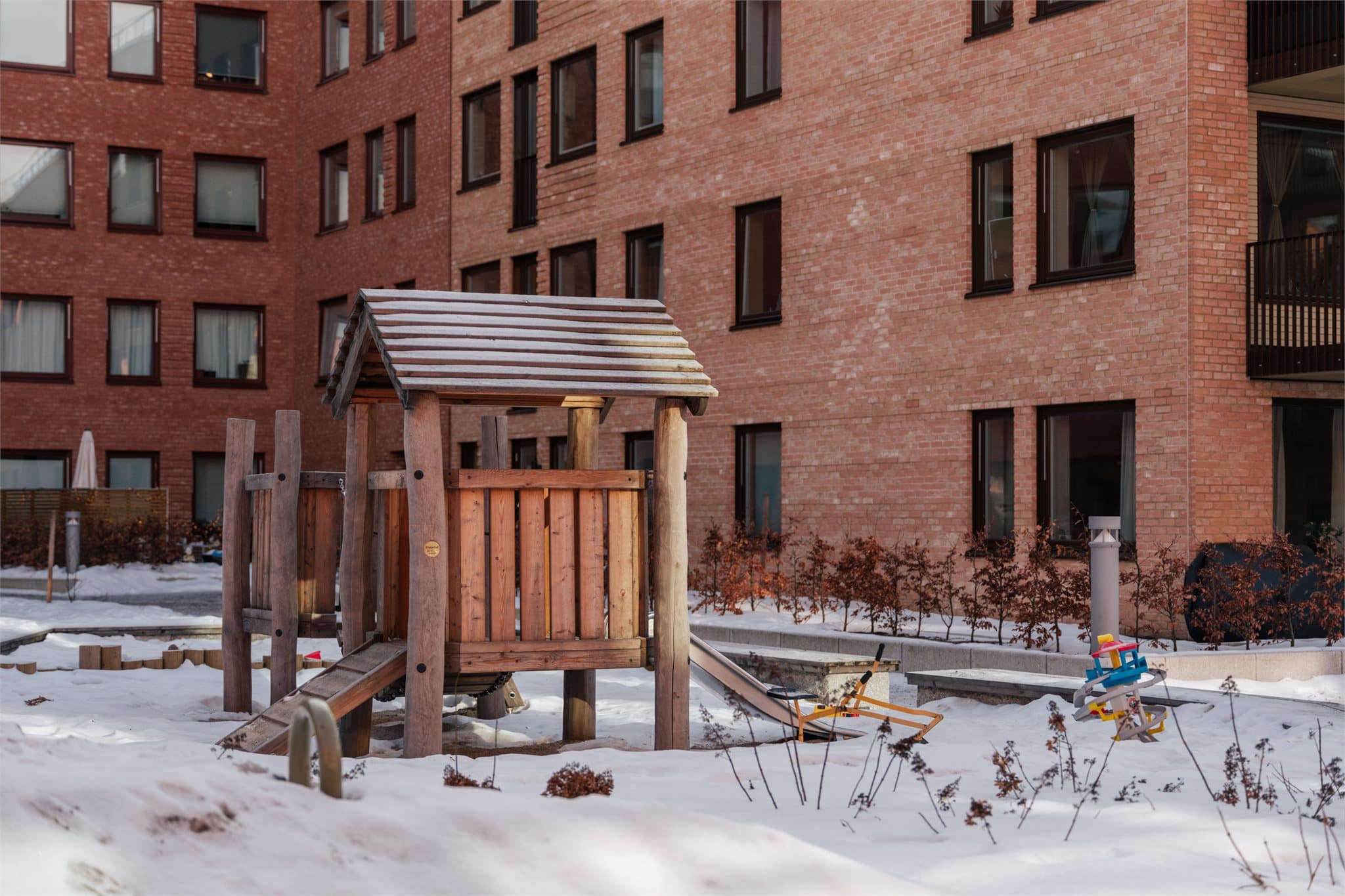 Fellesområdene er pent opparbeidet med lekeplass for de minste.