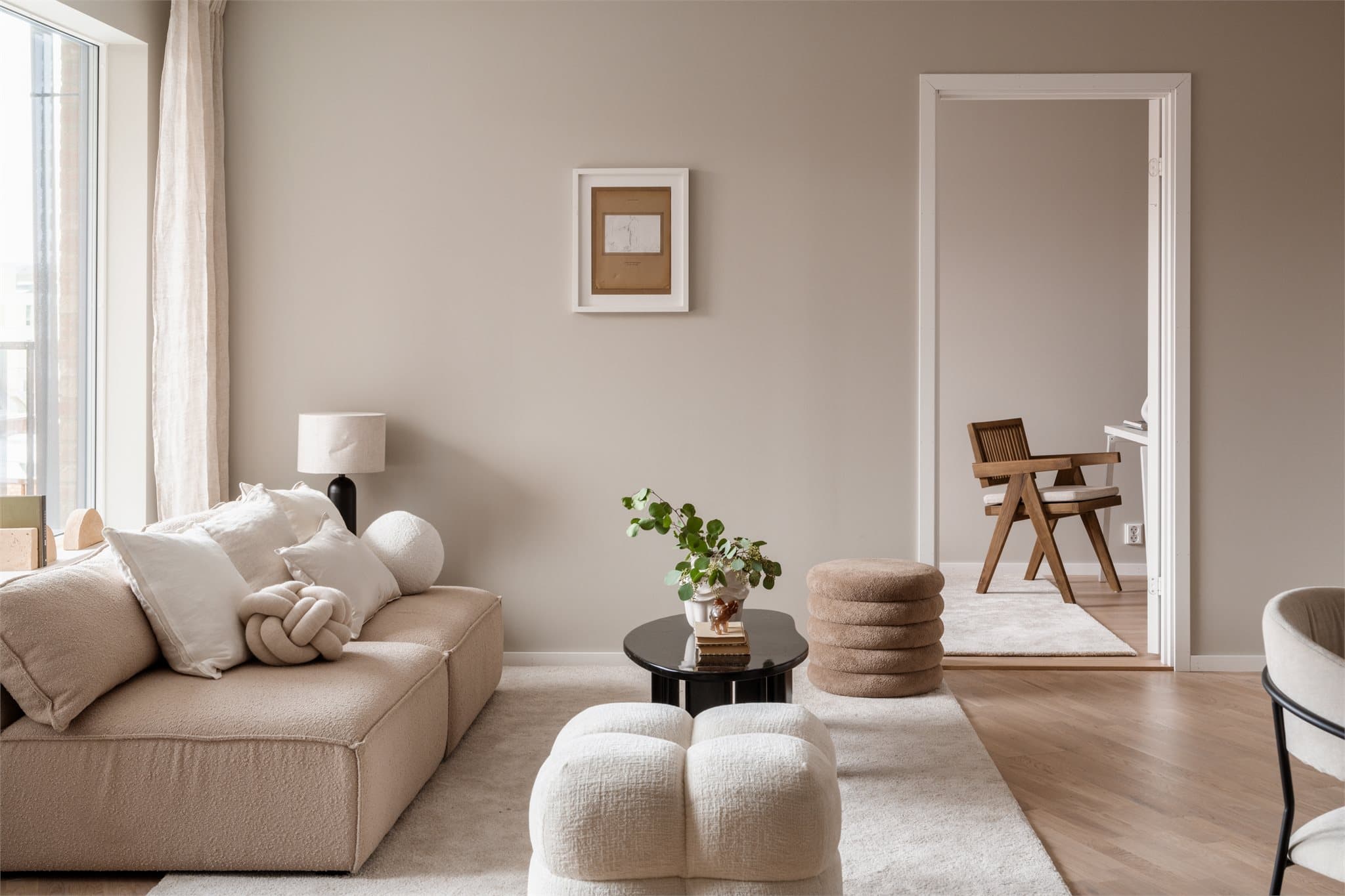 Nøytrale fargevalg danner et solid grunnlag for personlig stil. Varmtvann og fyring a-konto er inkl. i felleskostnader.