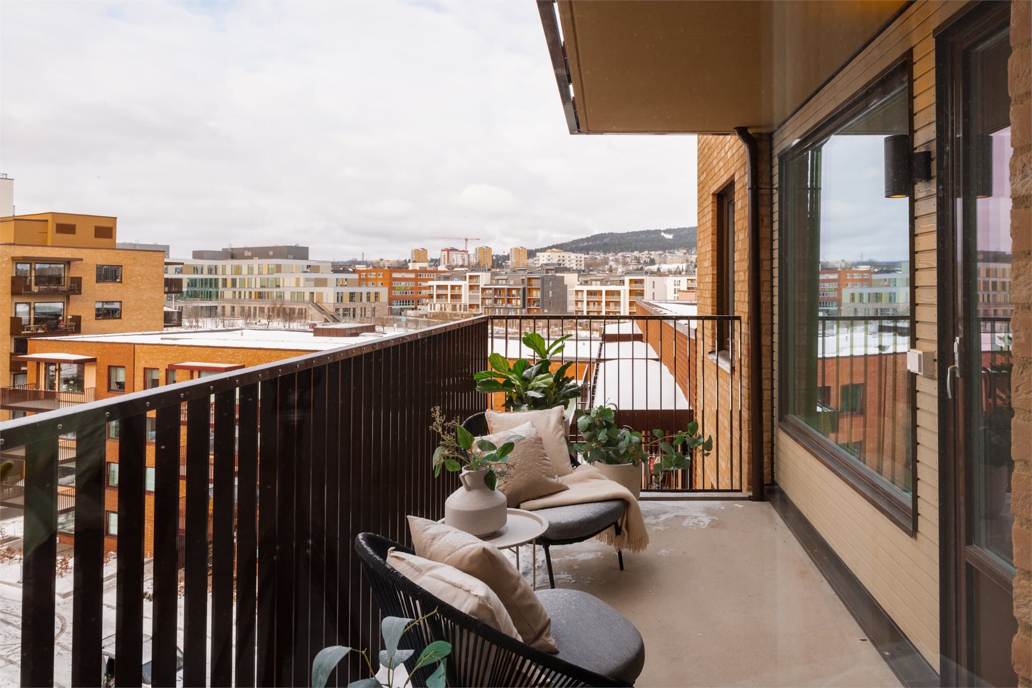 Dette er en svært lekker, splitter ny 4-roms med egen hybel i 6. etasje.