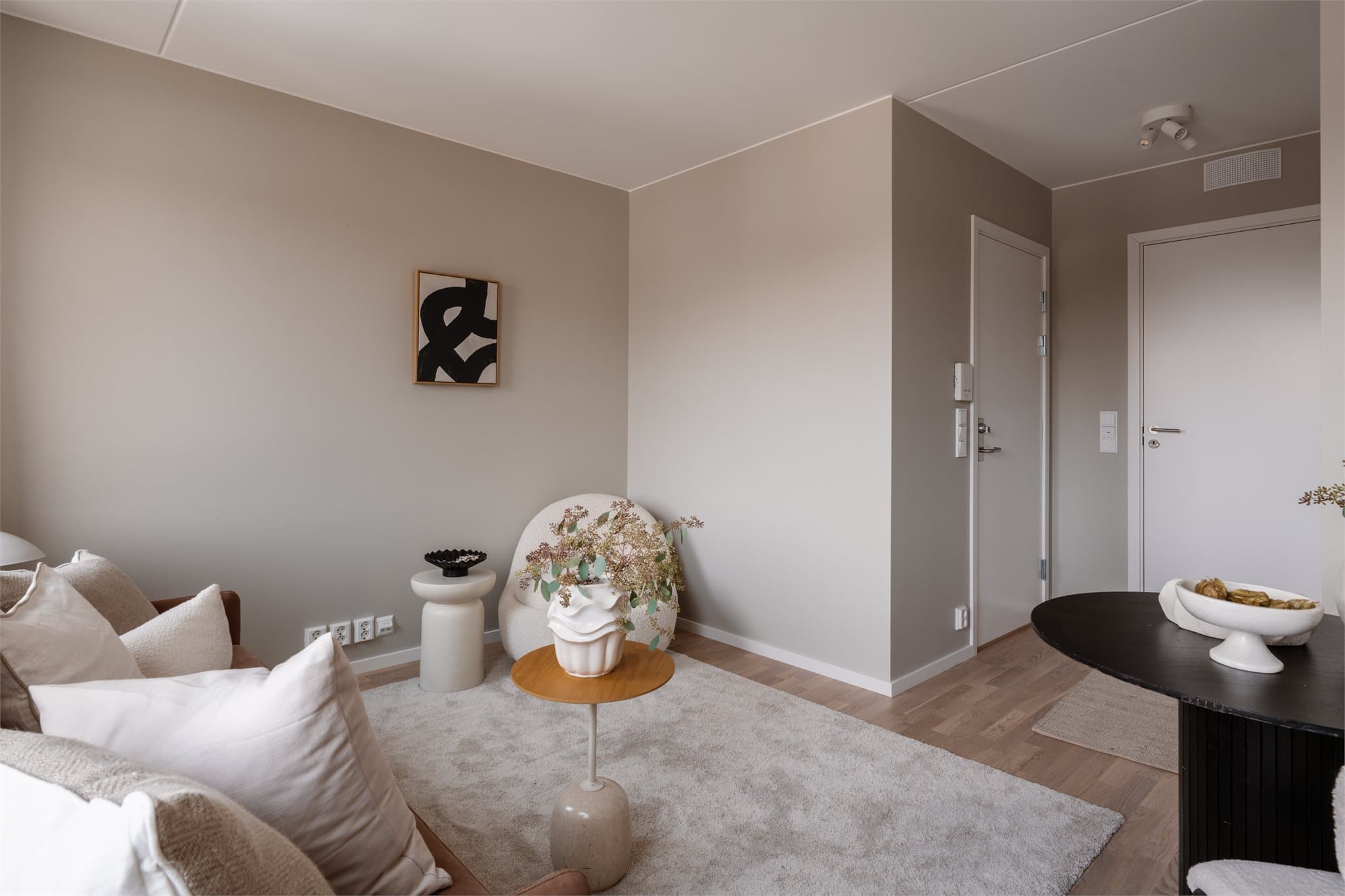 Leiepris ligger på ca. 15.000,-+ for en sånn type hybel i området.