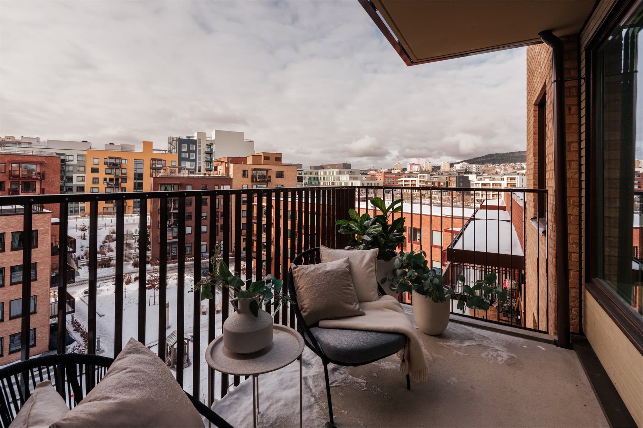 Den syd/vestvendte balkongen på 8 m² har god plass til utemøbler og kan skilte med herlig ettermiddags- og kveldssol.