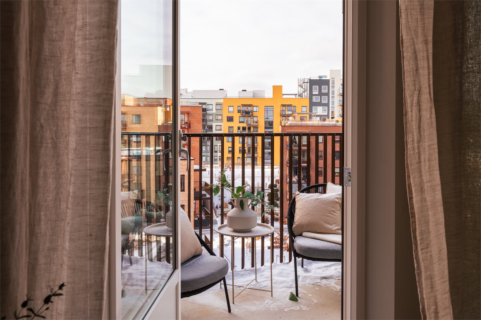 De store glassdørene visker ut skillet mellom inne og ute.