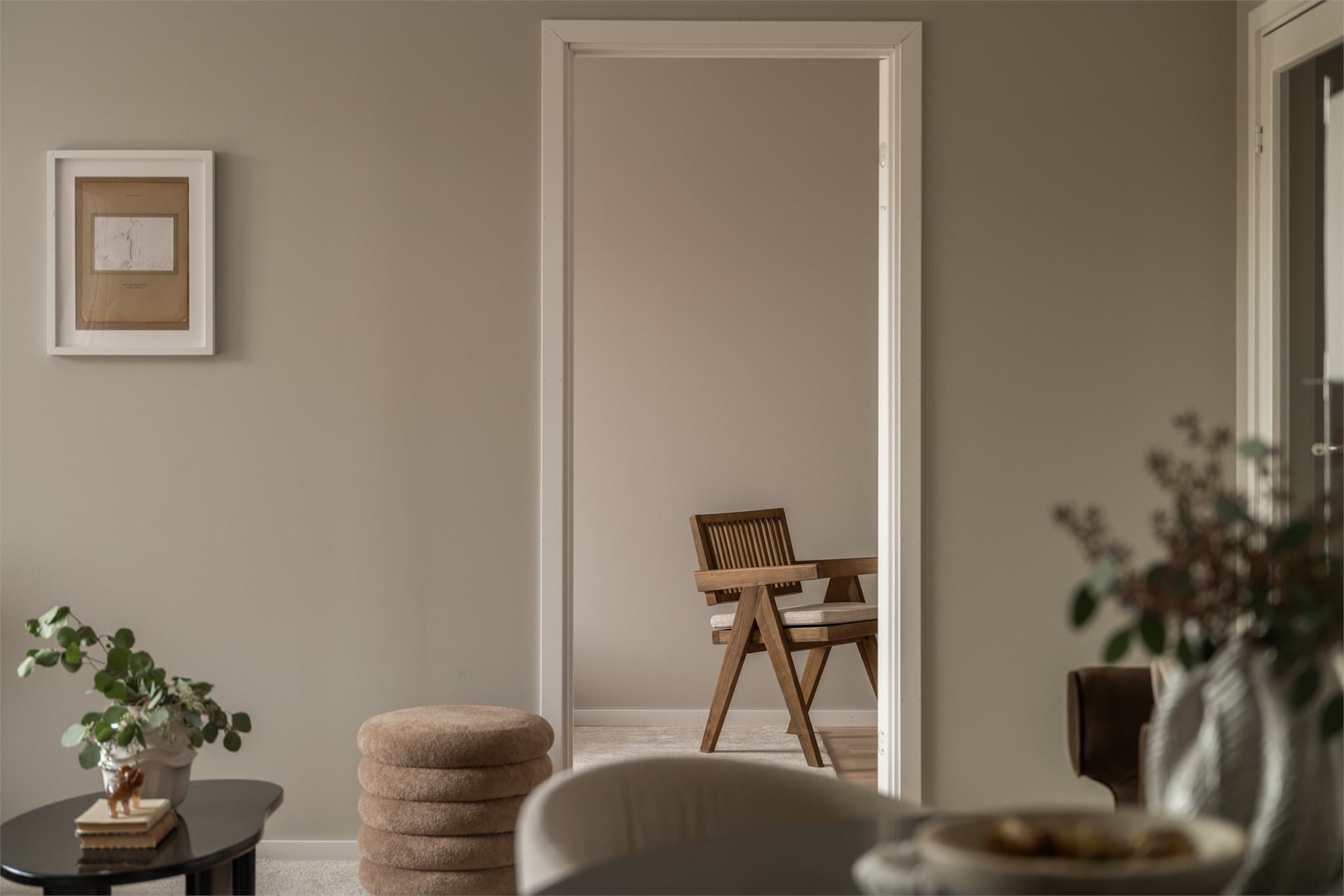 Rene linjer og en gjennomtenkt fargepalett preger boligen.