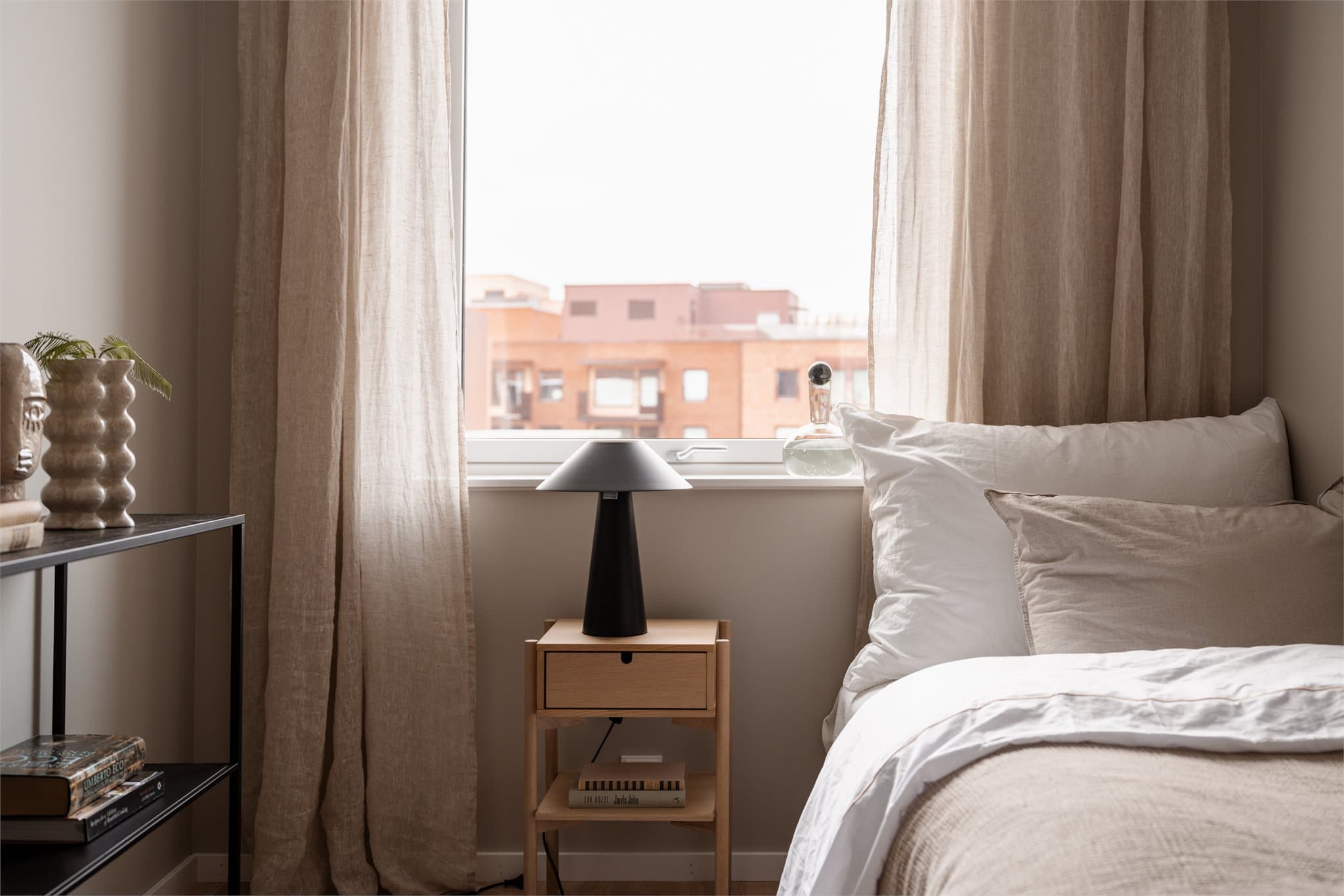 Rommet har en behagelig atmosfære og er enkelt å innrede.