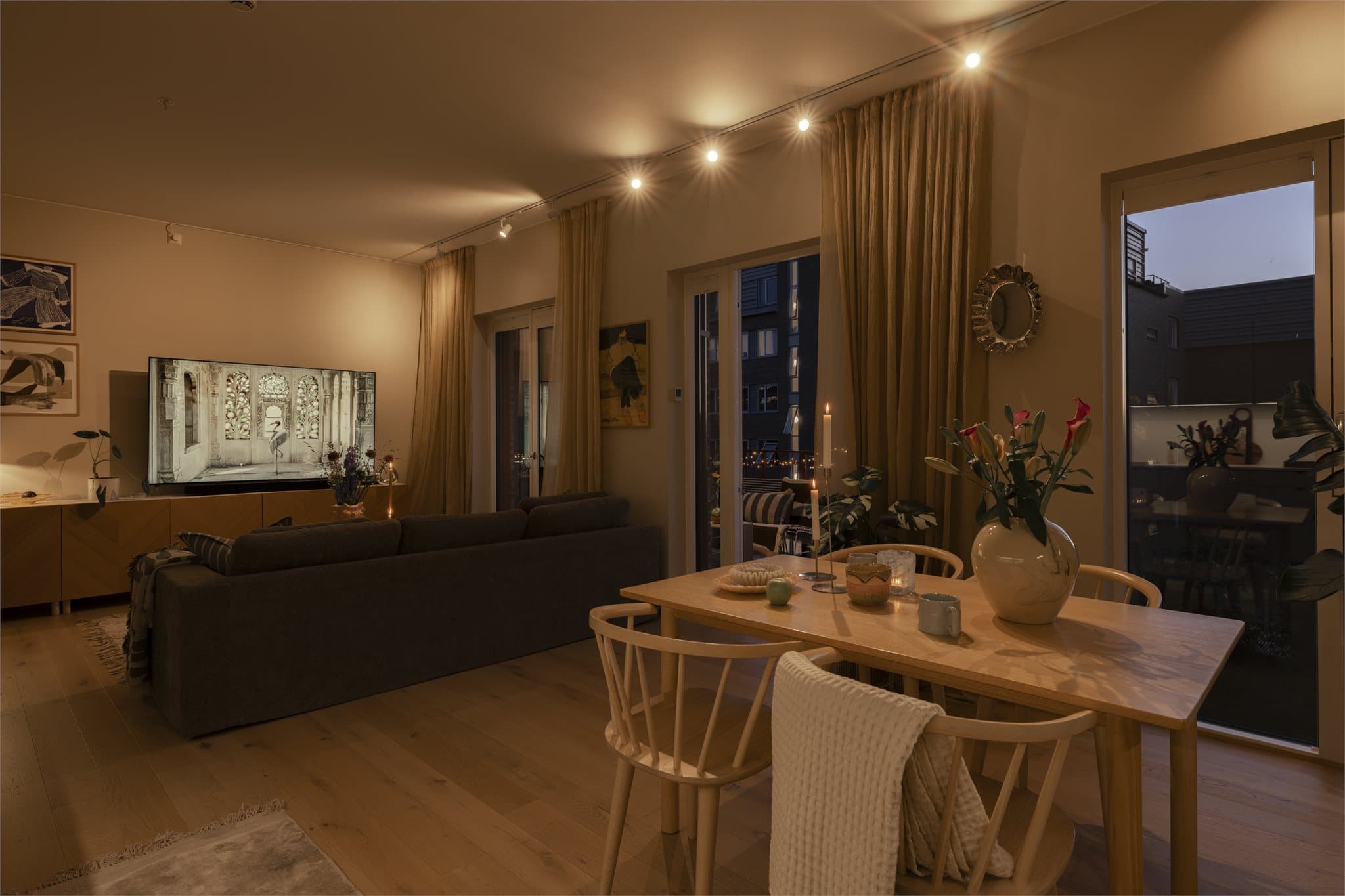 Her er det god plass til en stor sofagruppe og spisebord, samtidig som planløsningen oppleves luftig.
