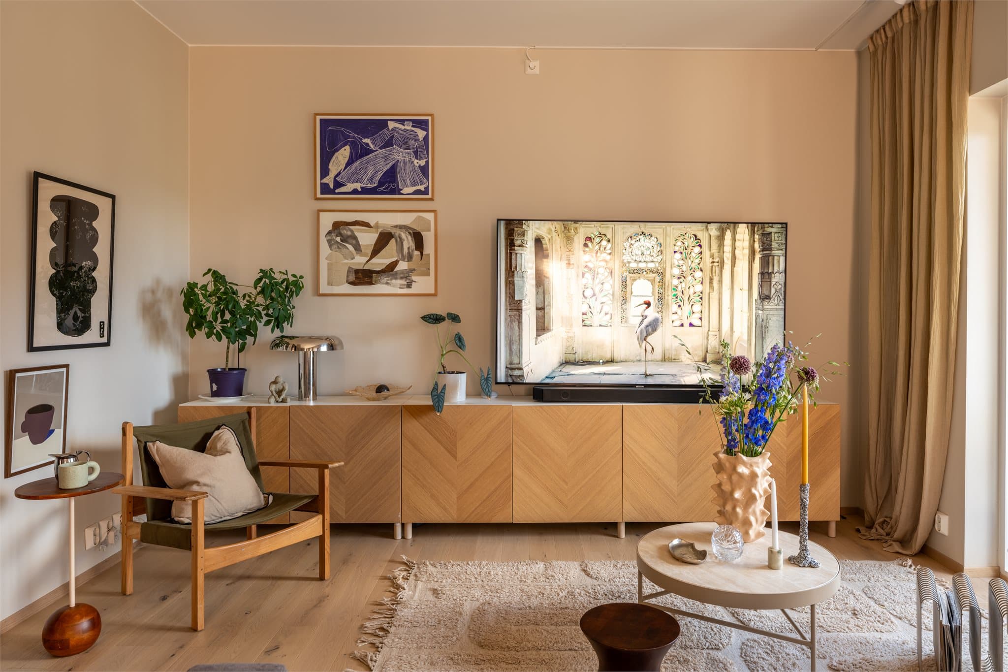 Sofasonen er romslig og innbydende, med god plass til å samle familie og venner.