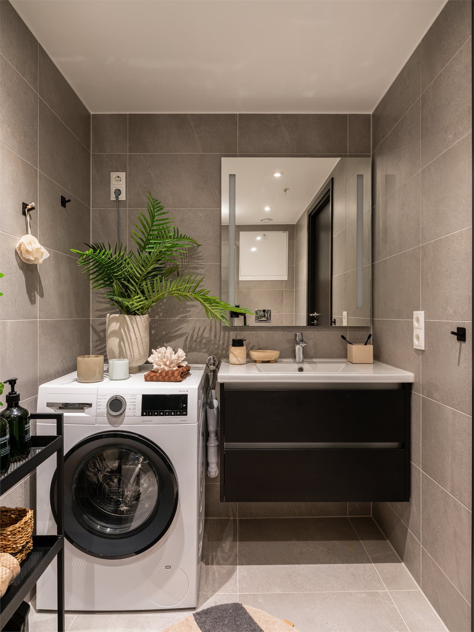 Badet varmes opp med vannbåren gulvvarme.