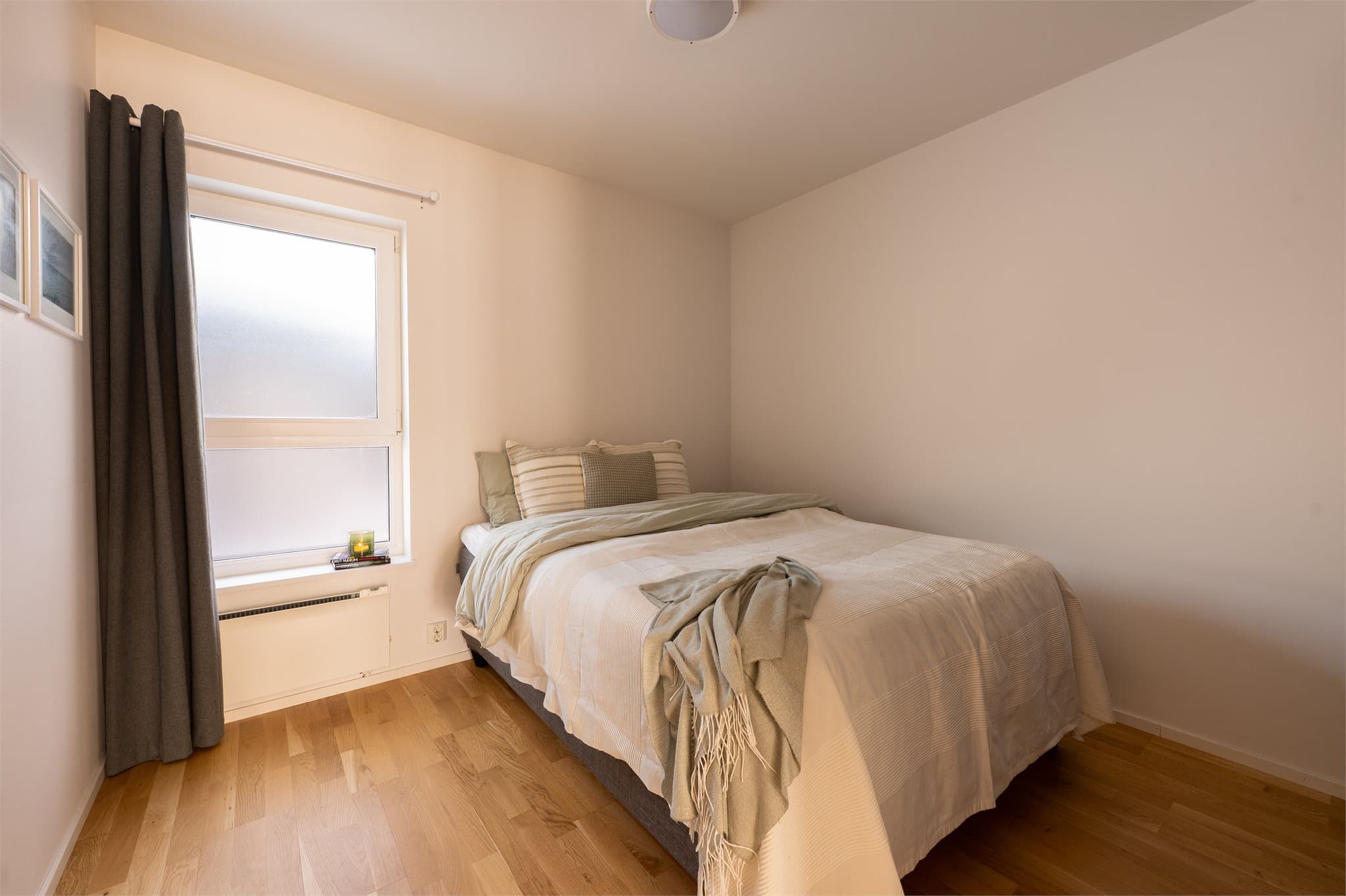 Det er plass til dobbeltseng med tilhørende møblement.