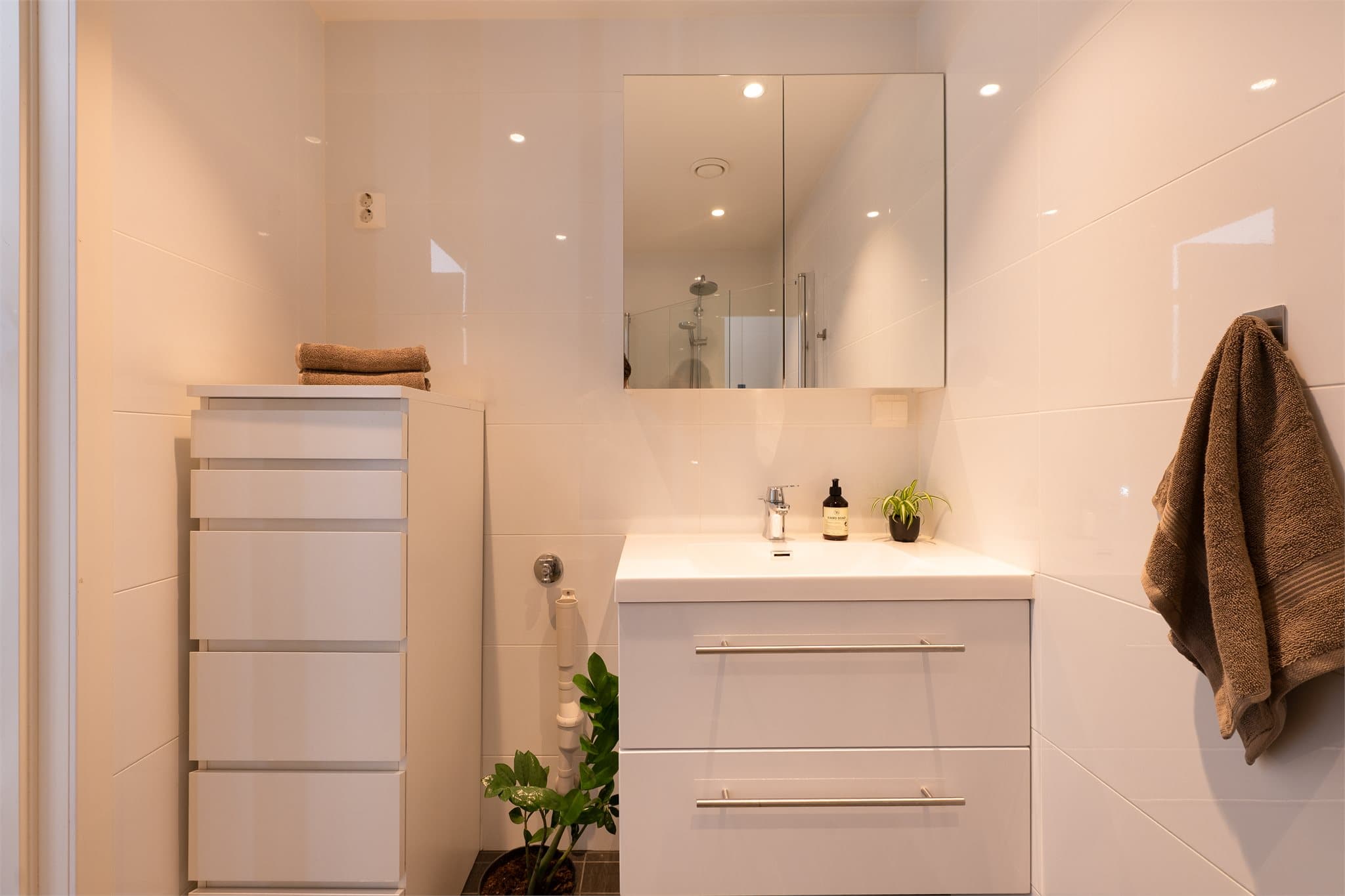 Badet har opplegg for vaskemaskin. Dagens eier har plassert vaskemaskinen i teknisk rom/bod.