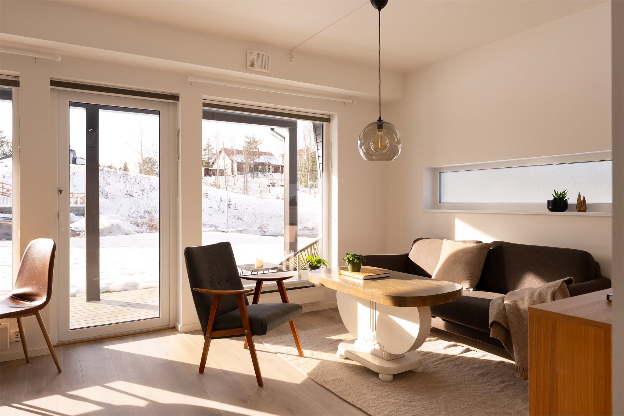 Leiligheten har lysmalte veggflater og laminat på gulv.