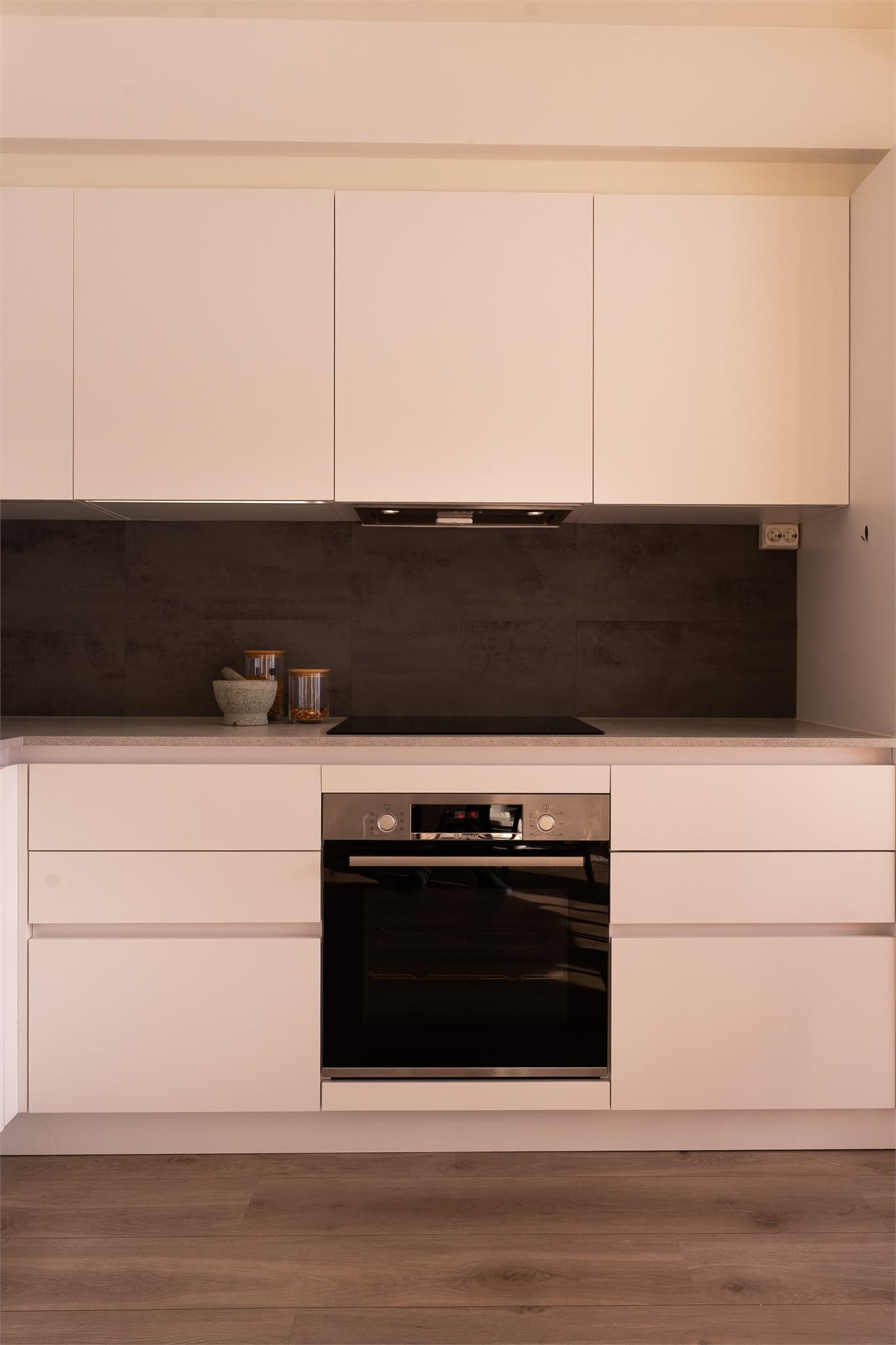 Det er montert belysning under overskapene.