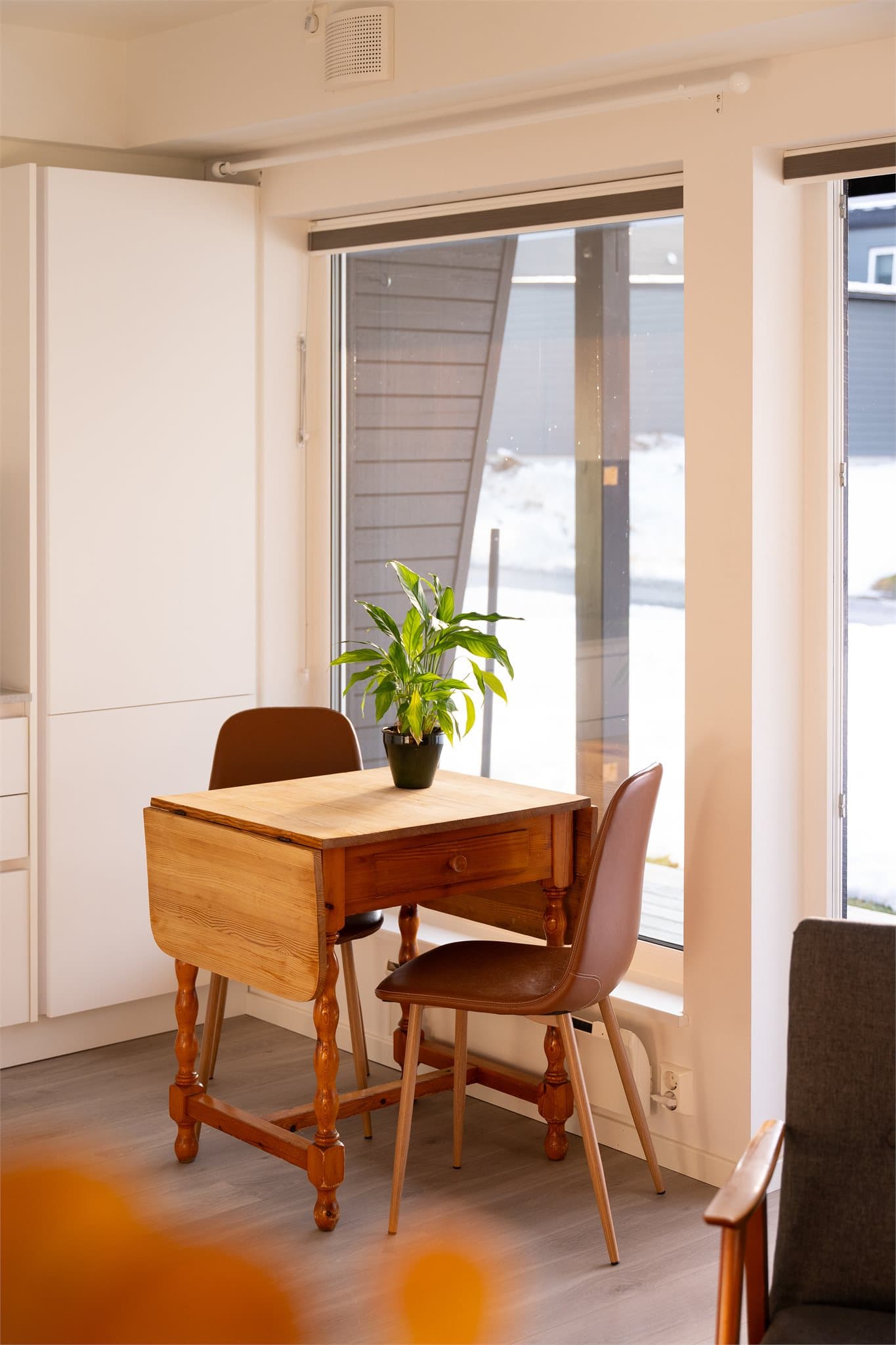 Det er montert innvendig solskjerming i form av pliségardiner.