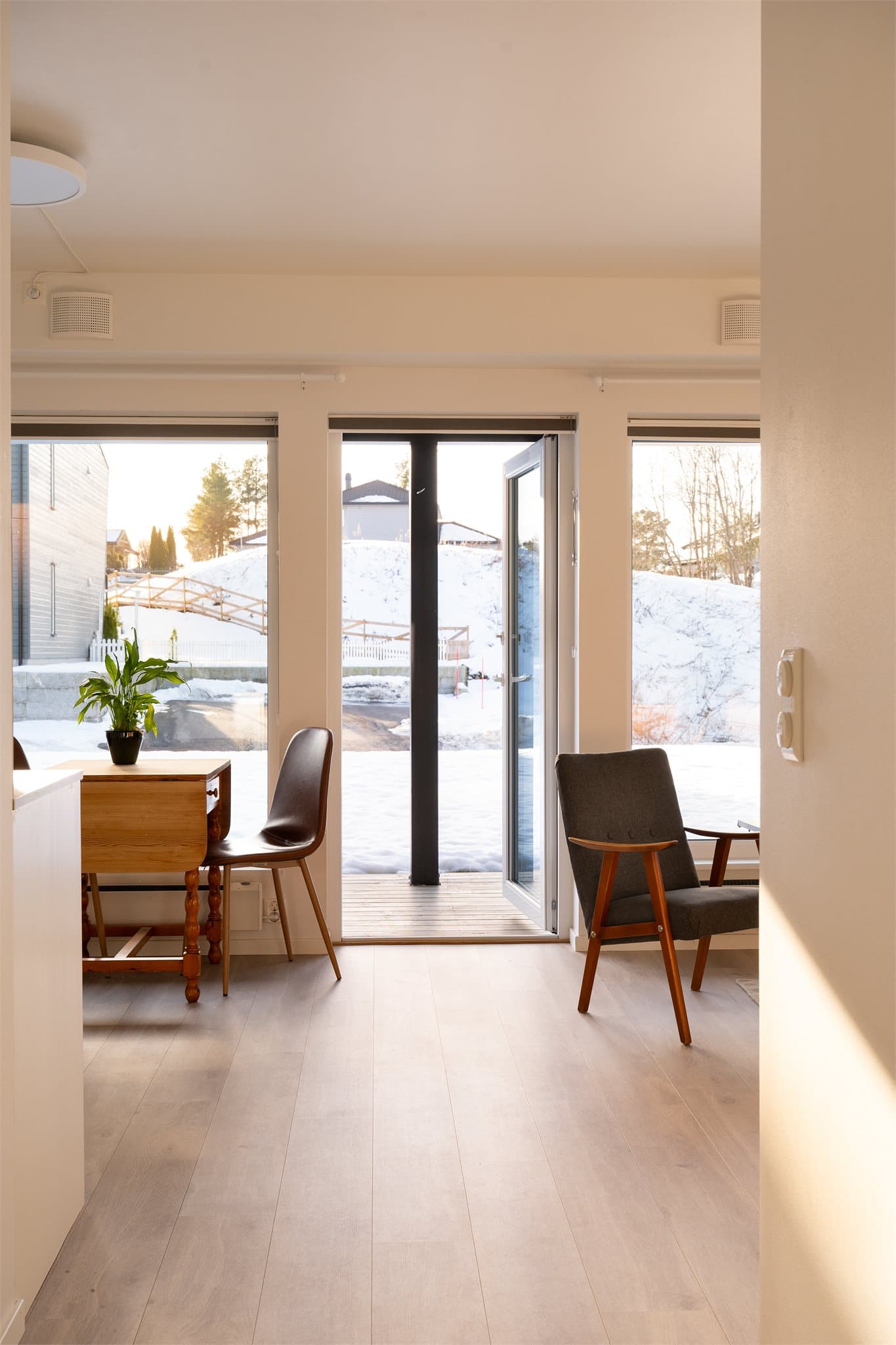 Allrommet med stue og kjøkken i åpen løsning har rikelig med naturlig lysinnslipp.