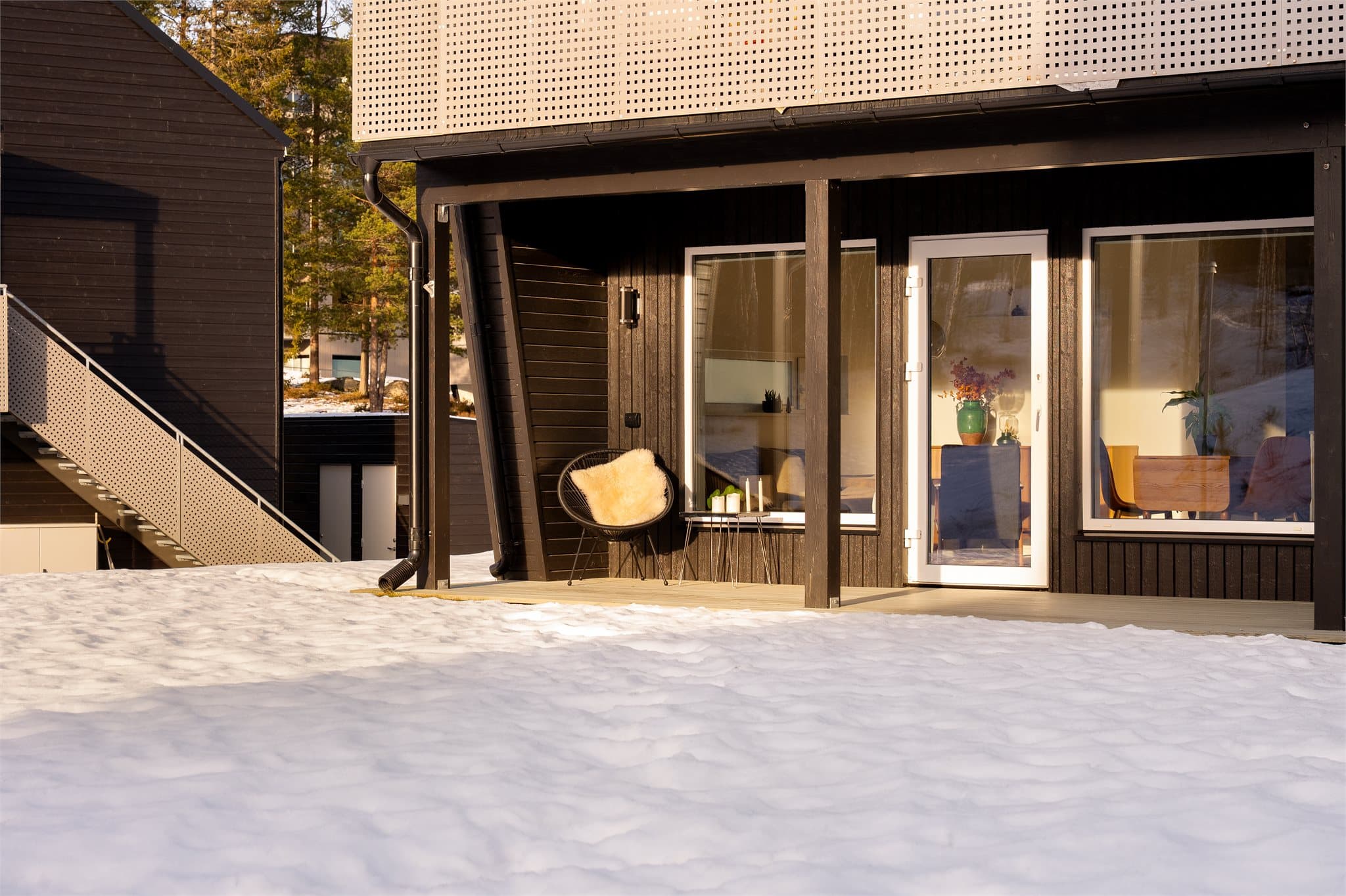 Fra stuen er det utgang til en solrik, overbygd uteplass.