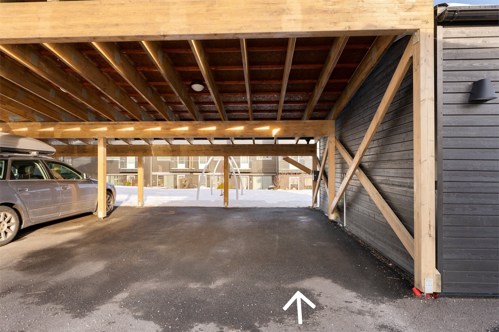 Parkering gjøres i carport.