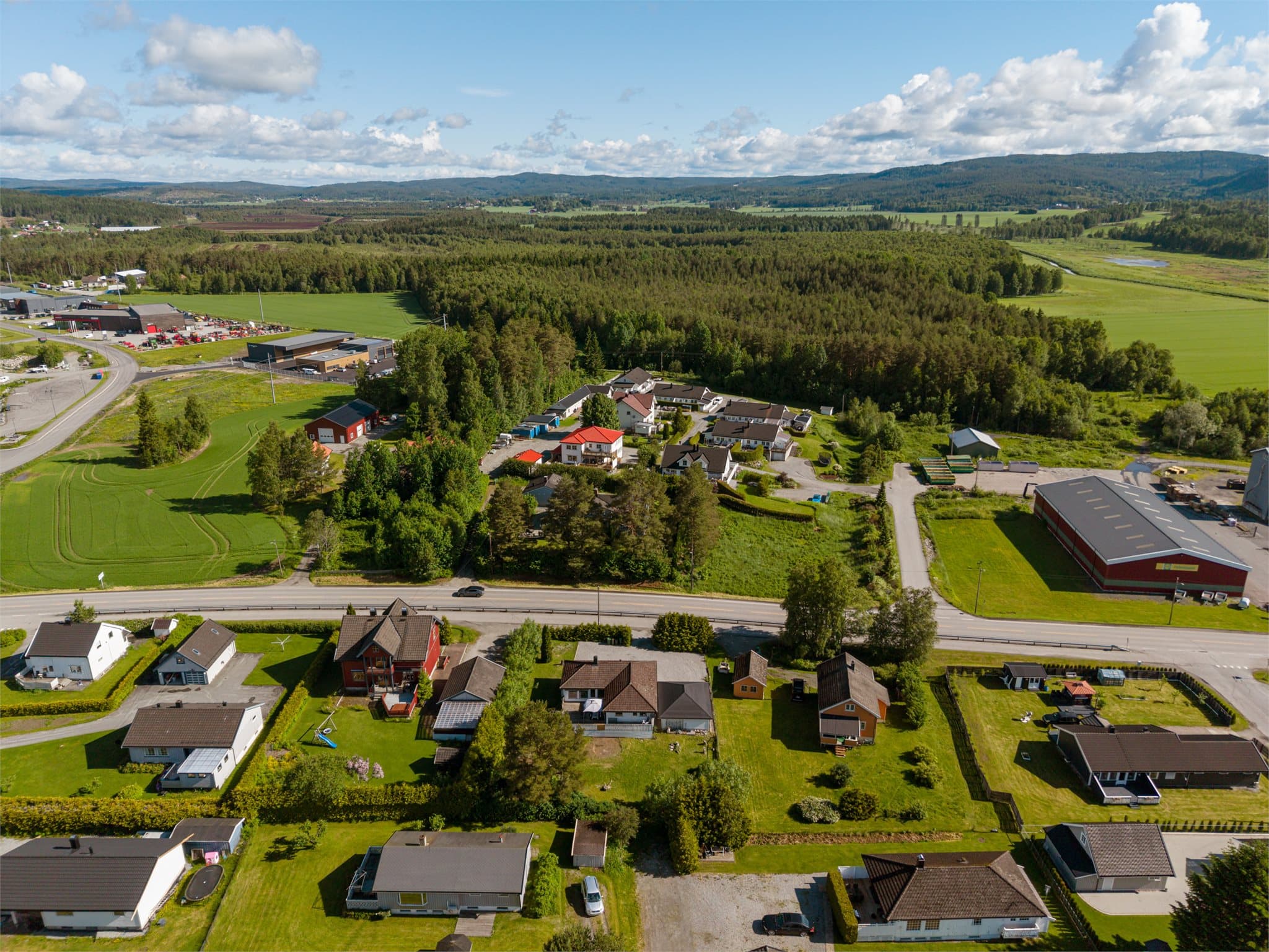 Bjørkelangen tilbyr et familievennlig nærmiljø med flotte turområder, marka og gode fritidsmuligheter like i nærheten.