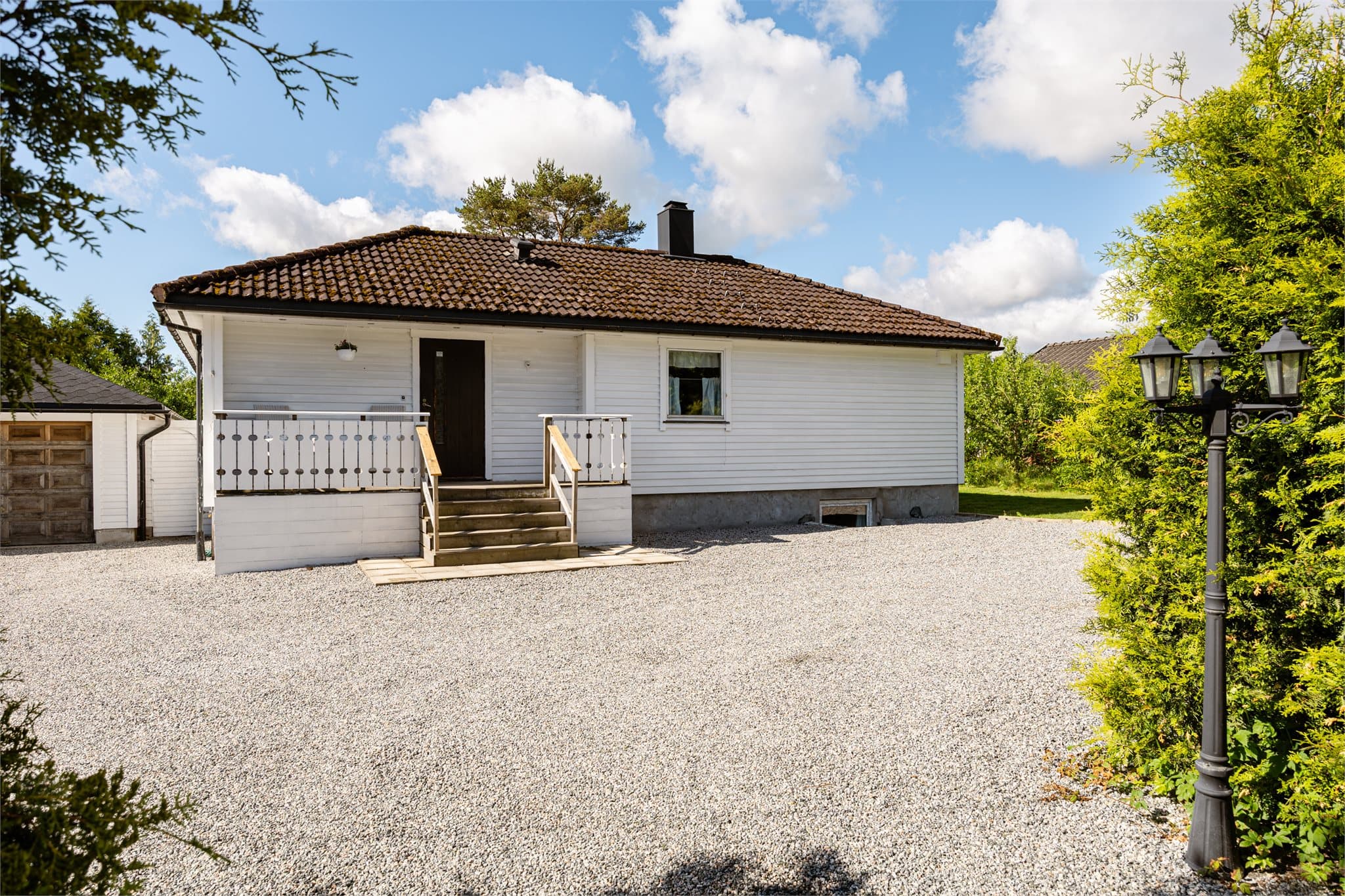 Boligen fremstår innbydende med et pent fasadeuttrykk og en lettstelt eiendom som gir et godt førsteinntrykk.
