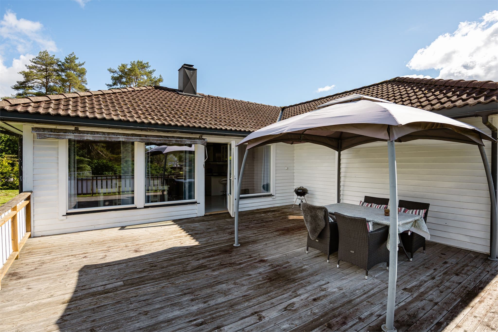 Her er det god plass til utemøblement og grill.