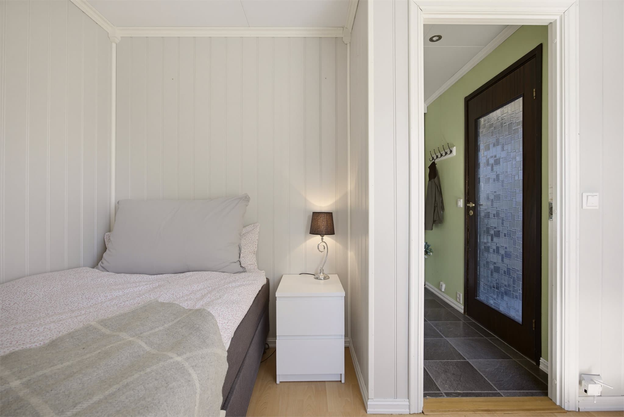 Lyst og innbydende soverom med store vindusflater som slipper inn godt med dagslys.