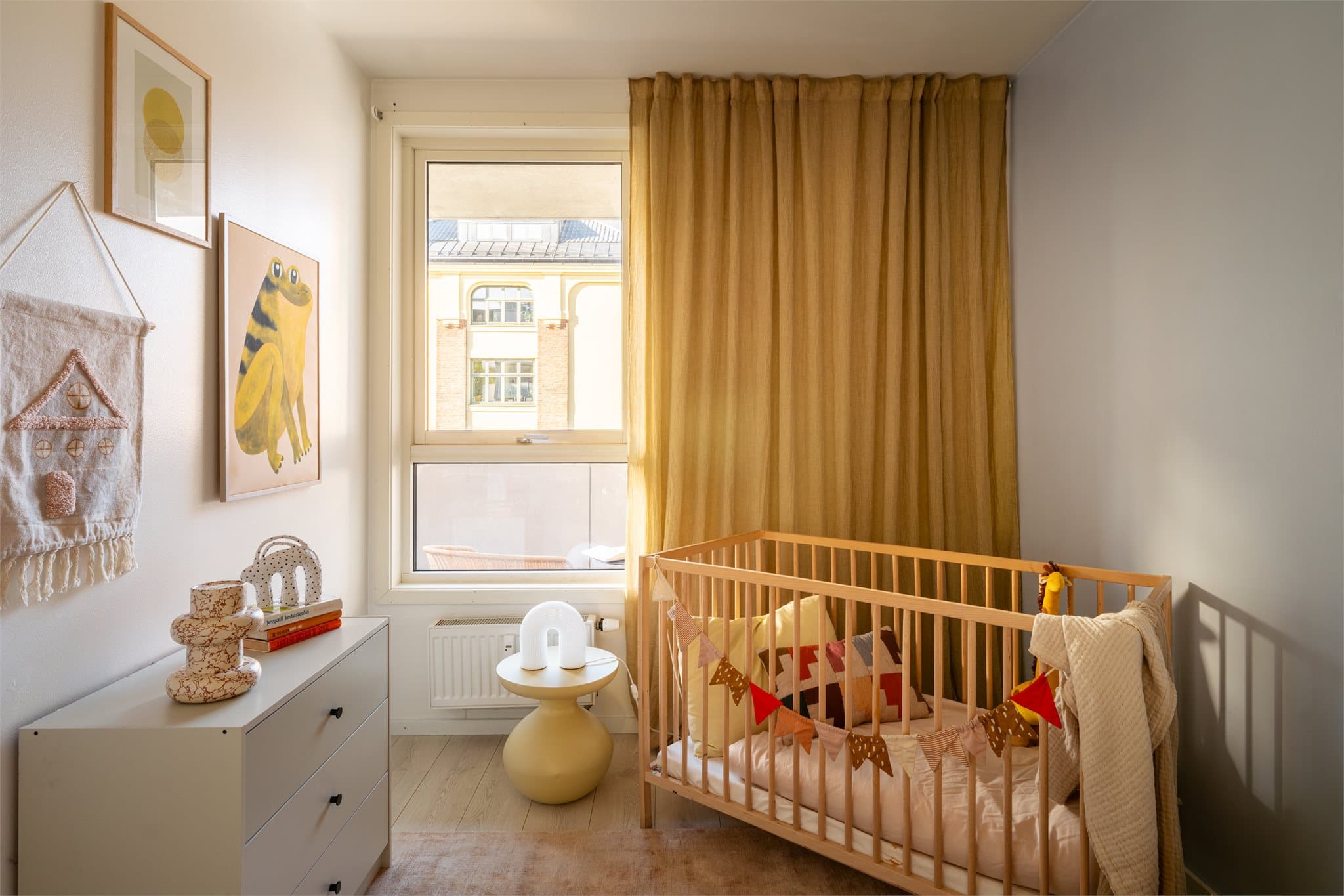 Soverom nr. 2 er i dag innredet som barnerom, men har plass til seng samt skrivebord eller oppbevaringsmøbler.