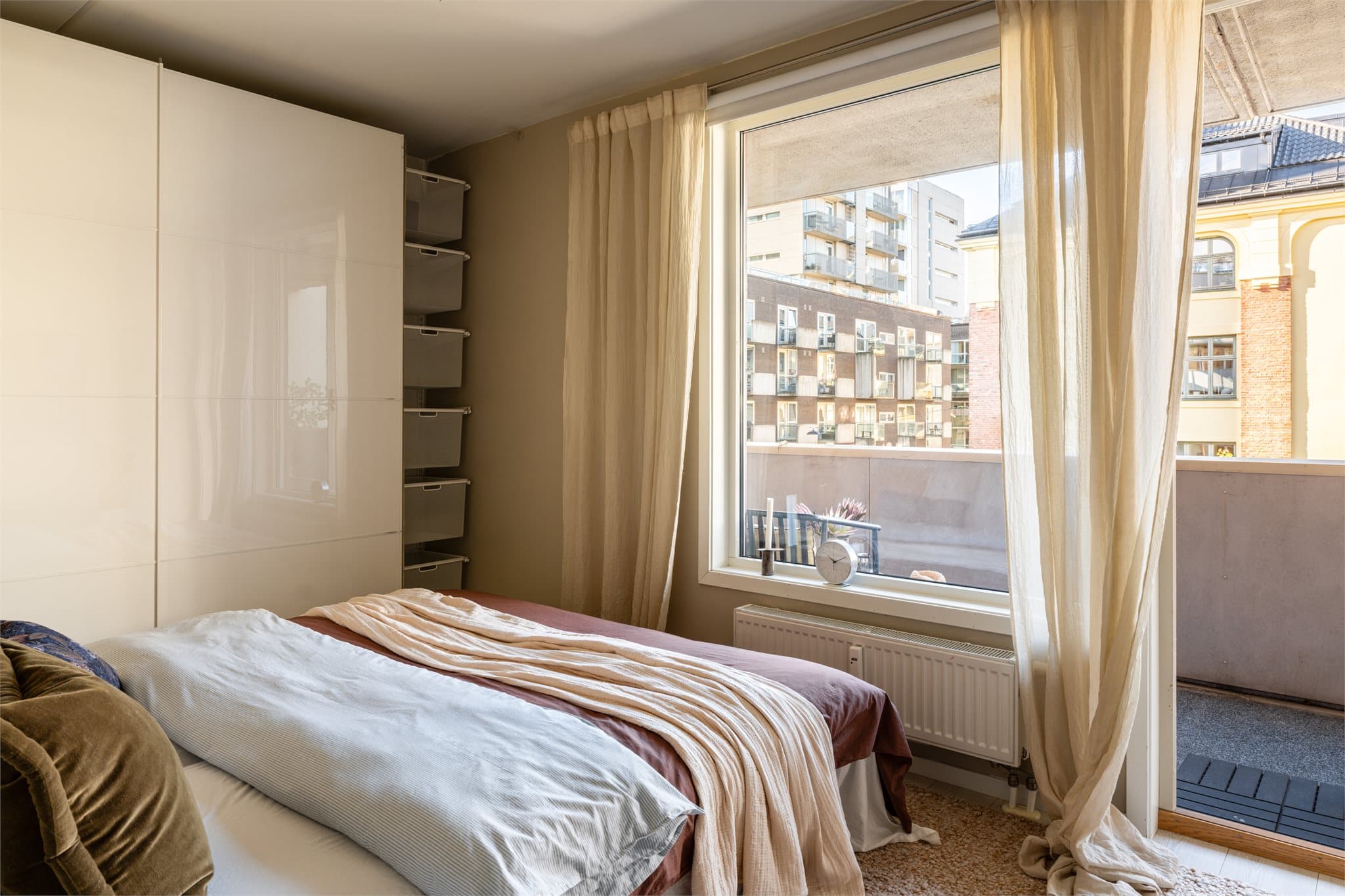 Leiligheten har tre gode soverom. Hovedsoverommet har plass til dobbeltseng, skyvedørsgarderobe og direkte utgang til boligens andre balkong.