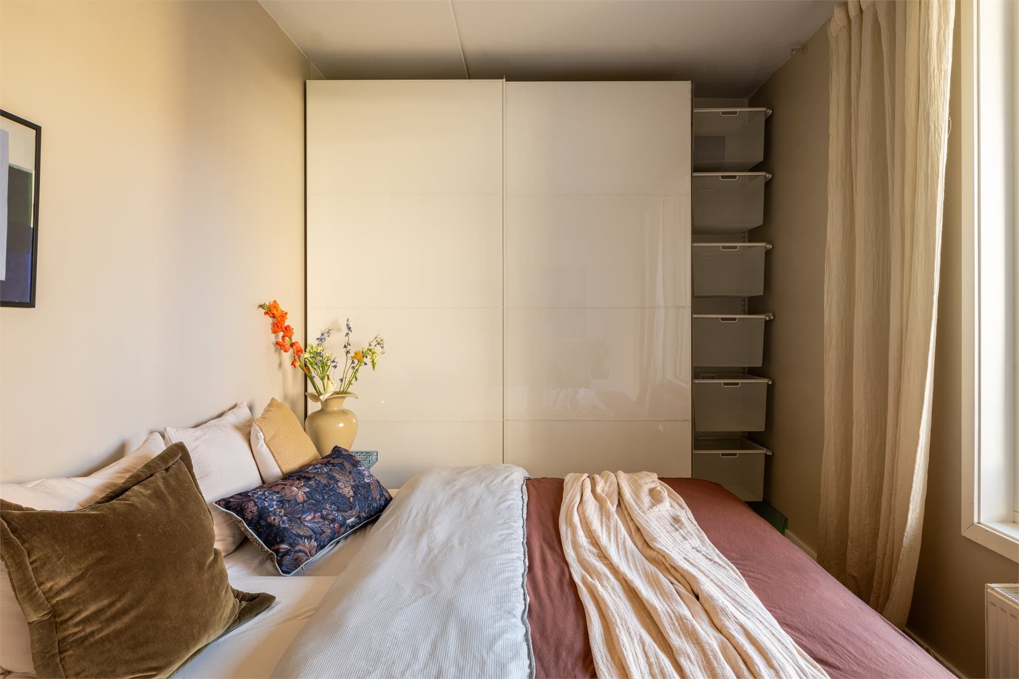 Romslig skyvedørsgarderobe med praktiske oppbevaringsløsninger.