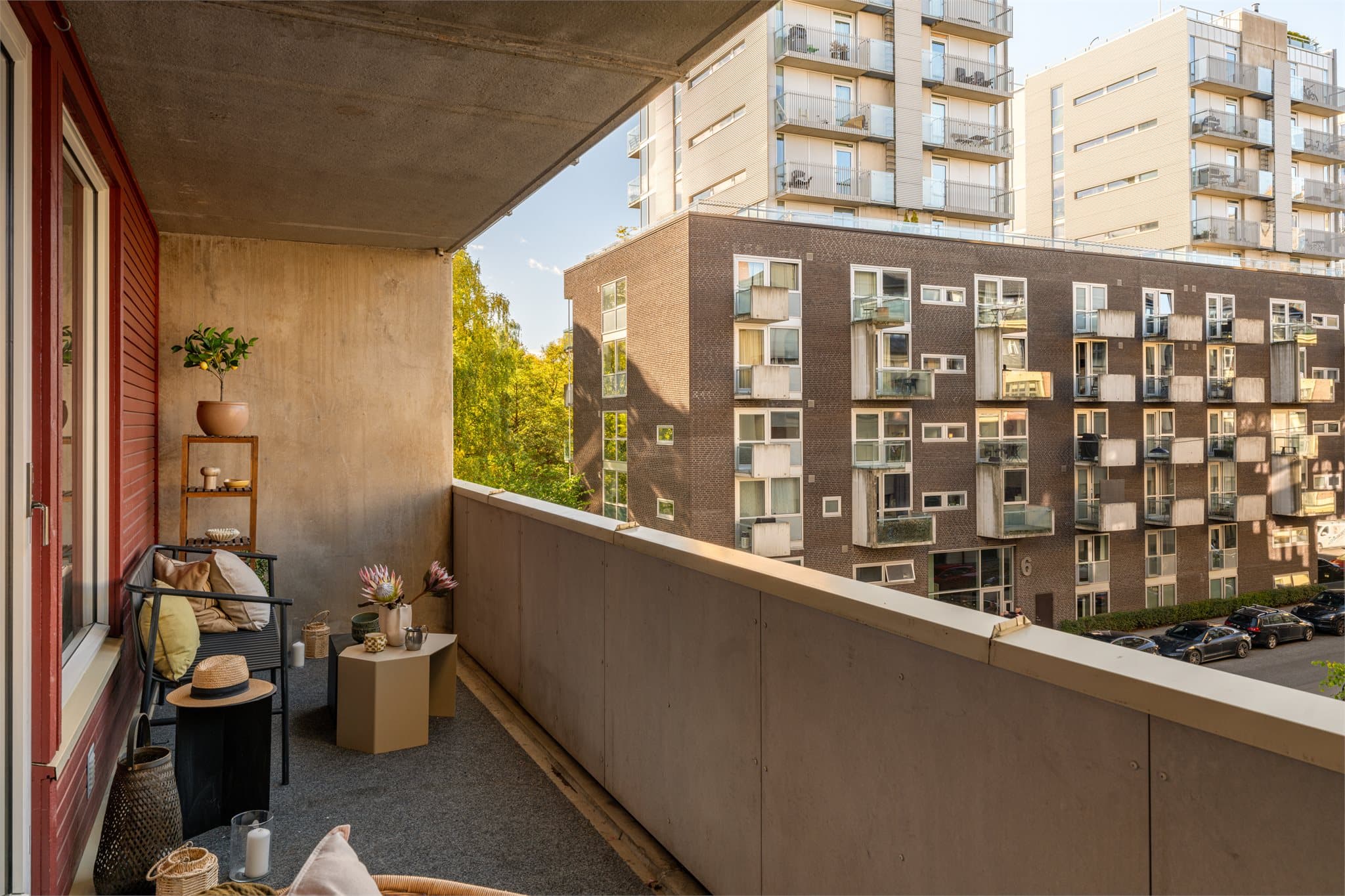 Balkongen er på ca. 11,6 m² og har tett rekkverk som gir en lun og skjermet uteplass.