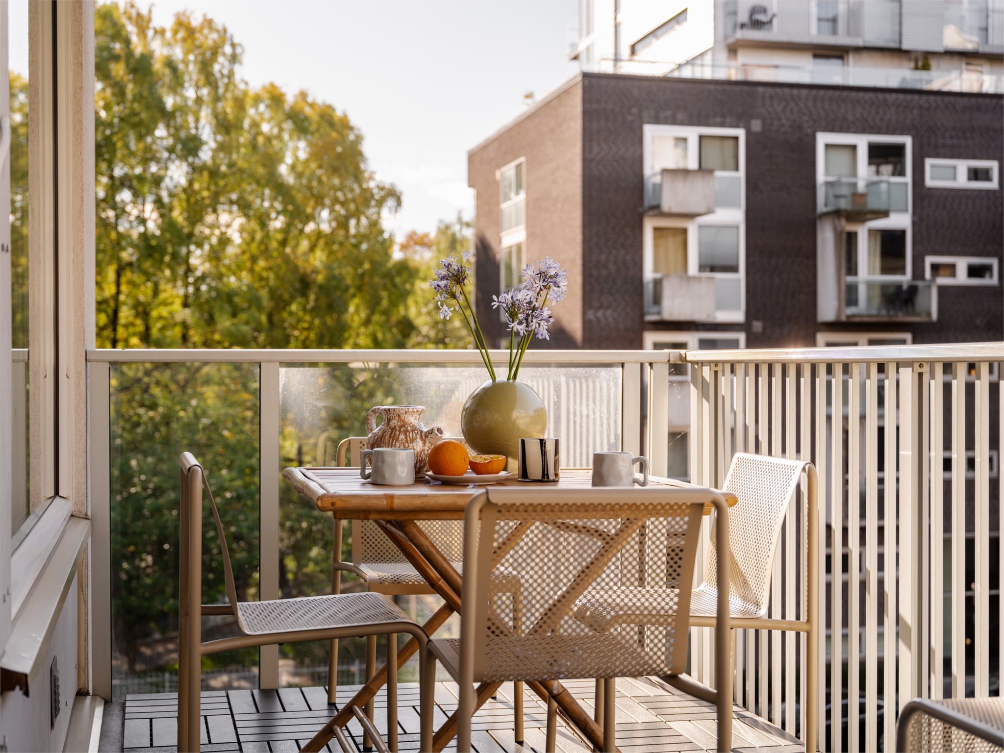 Balkongen fra stuen er på ca. 10,3 m². Utsyn mot grønne omgivelser, rolig gårdsrom og bebyggelsen i nærområdet.