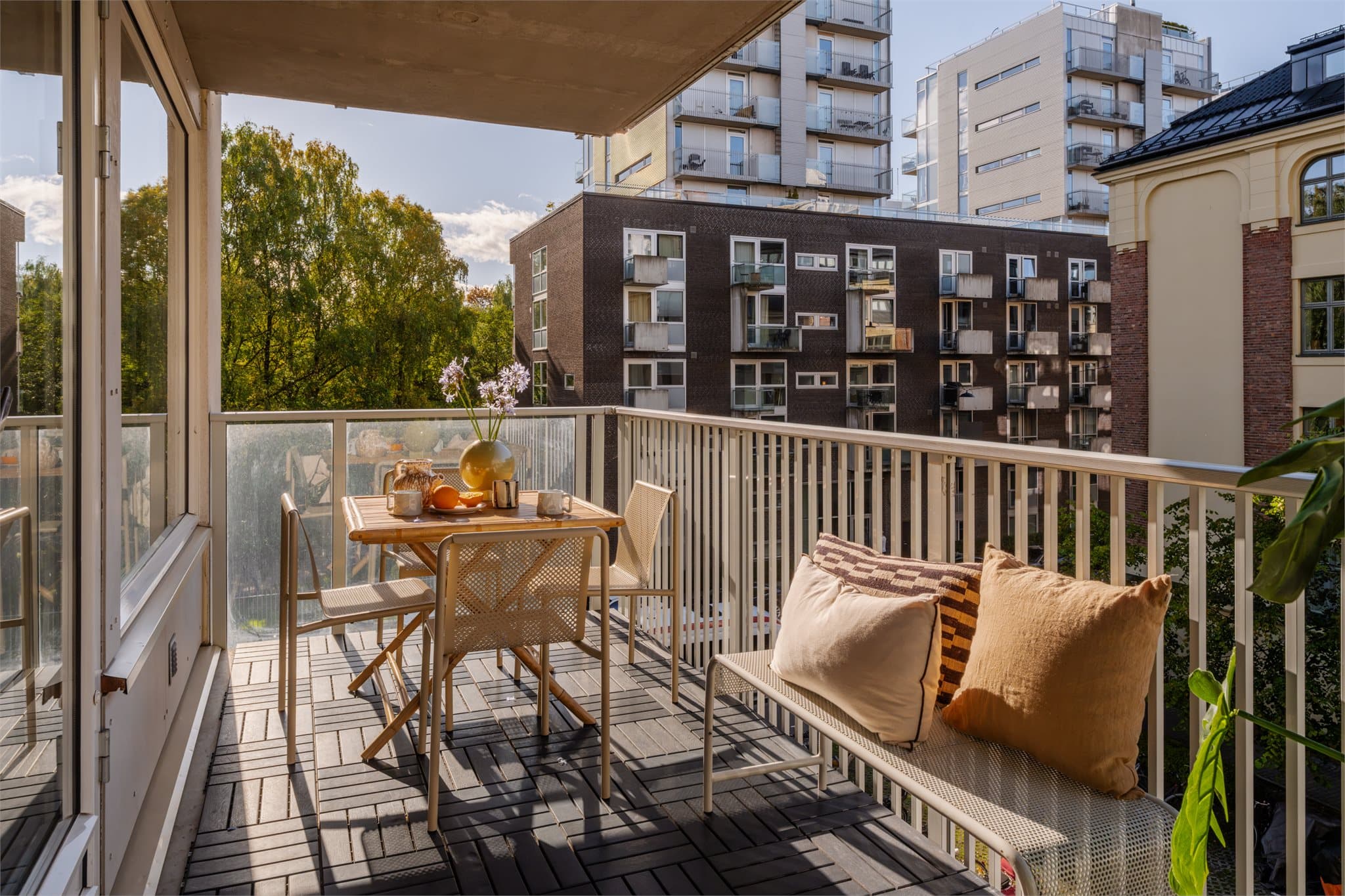 Leiligheten har to nordvestvendte balkonger på til sammen ca. 22 m².