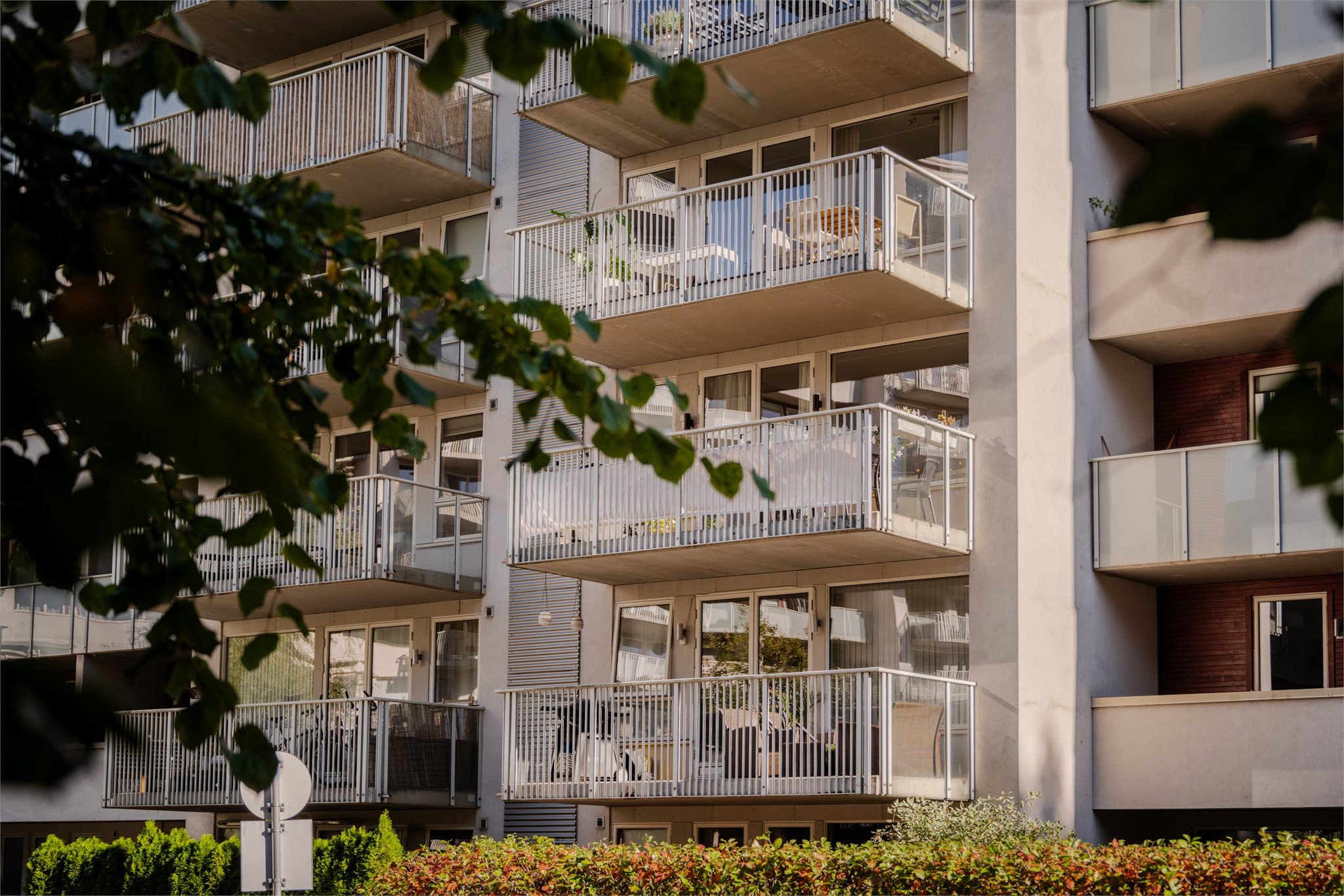 Moderne boligbygg fra 2010 med heis og karakteristiske balkonger.