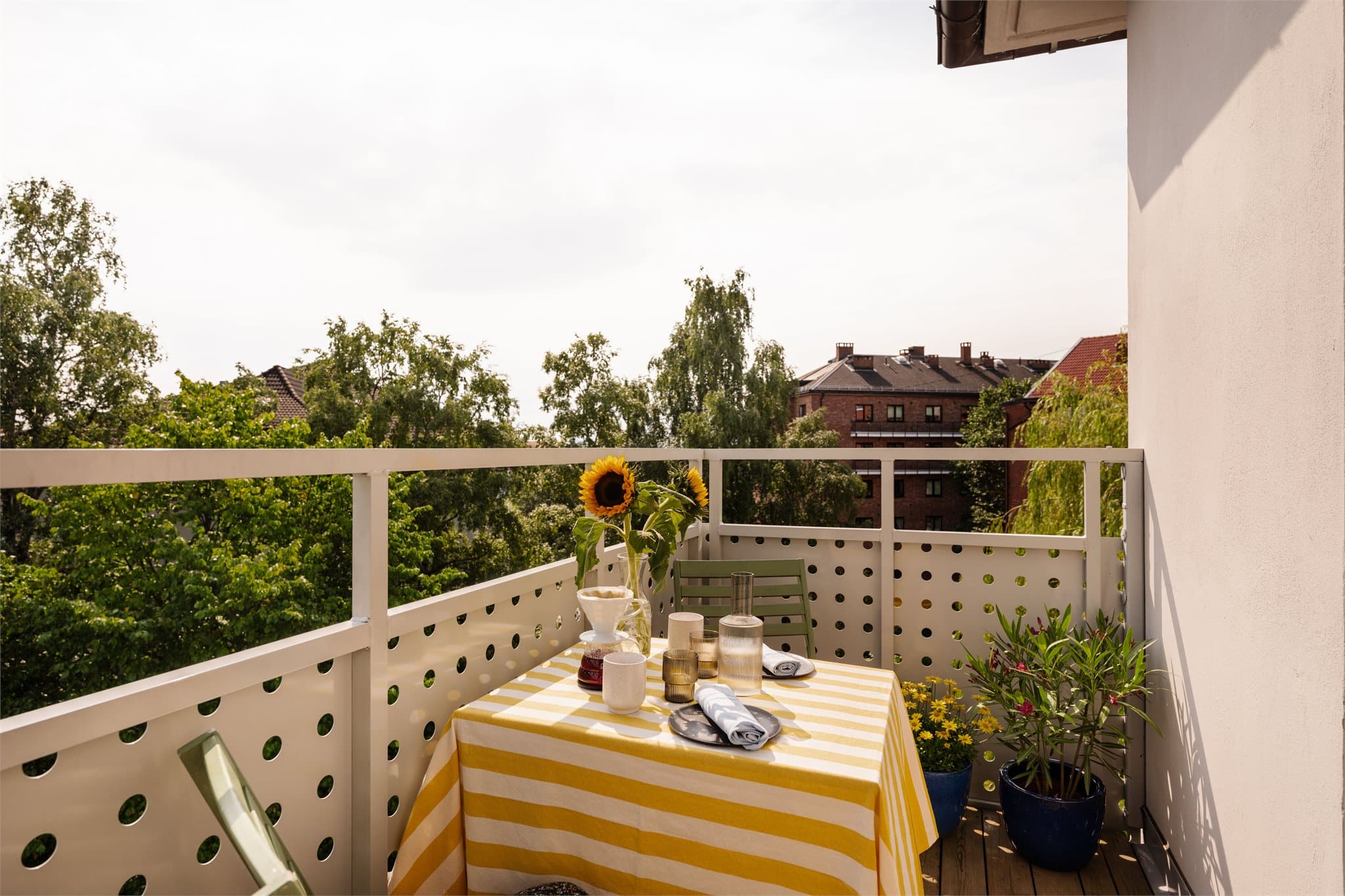 Her kan du sommerstid nyte solen fra ca kl 08-18 iflg. selger.