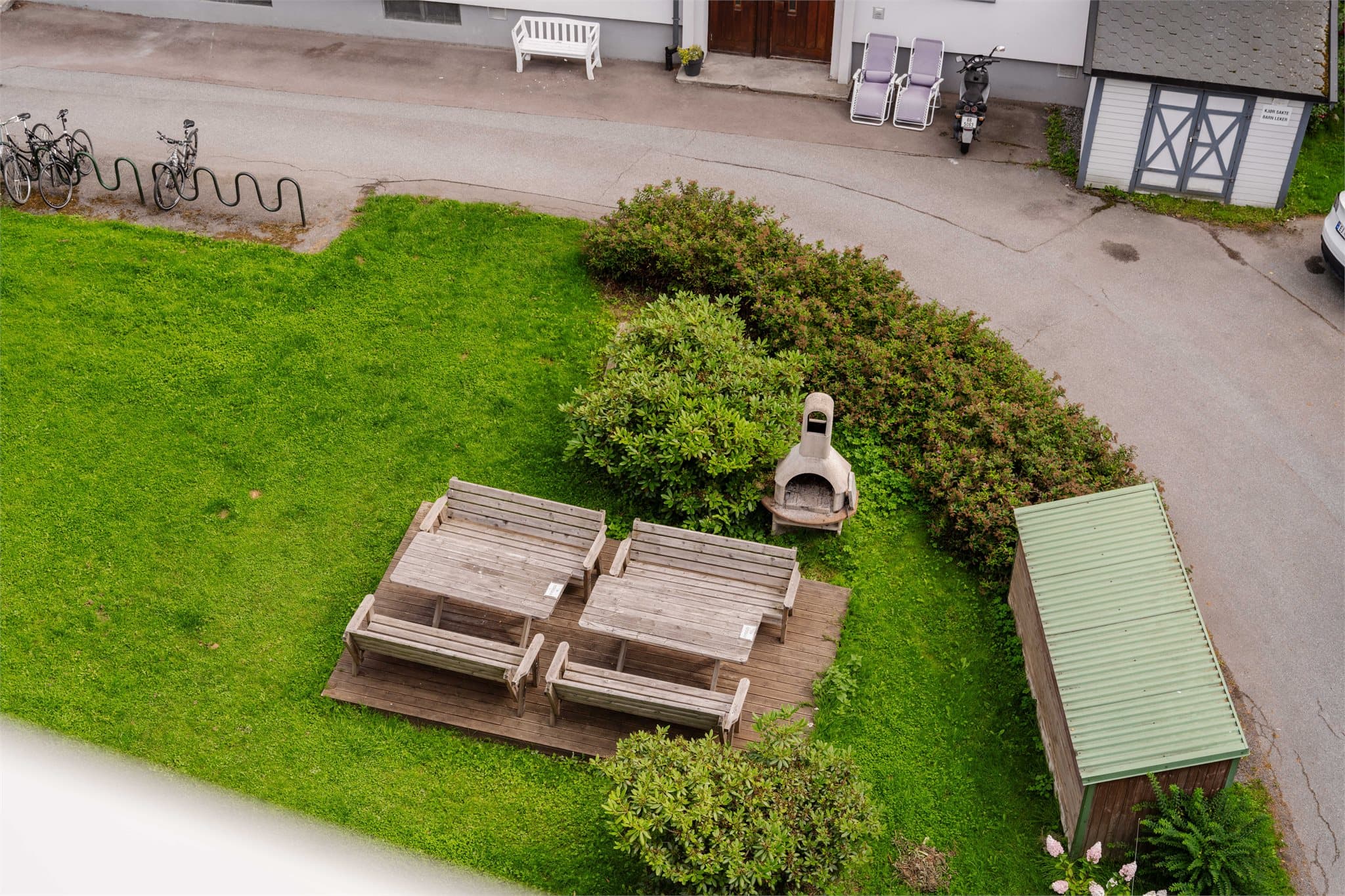 Boligen er omgitt med hyggelige grøntarealer