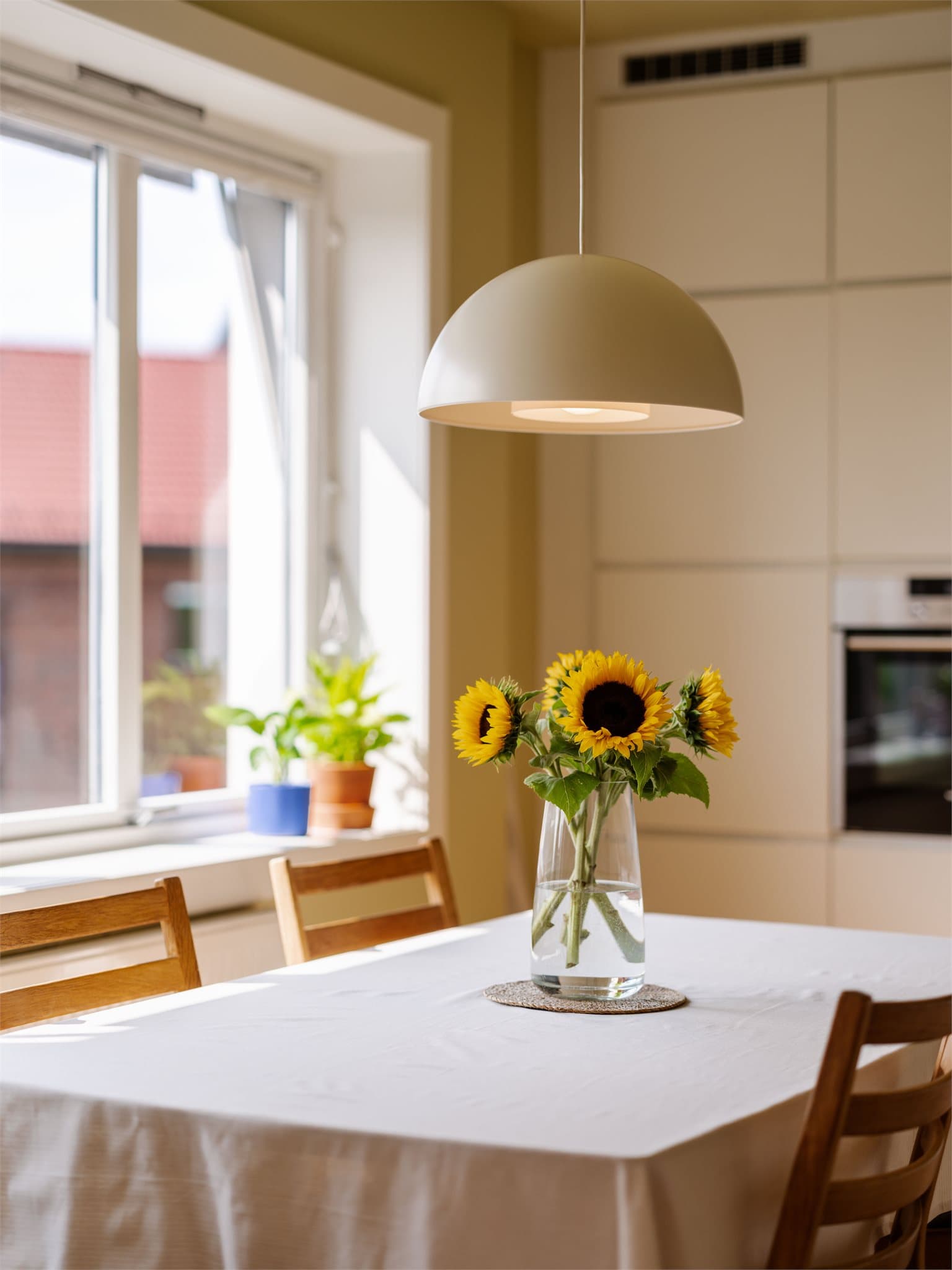 Med plass til et stort spisebord på kjøkkenet kan du invitere venner og familie til hyggelige lag.