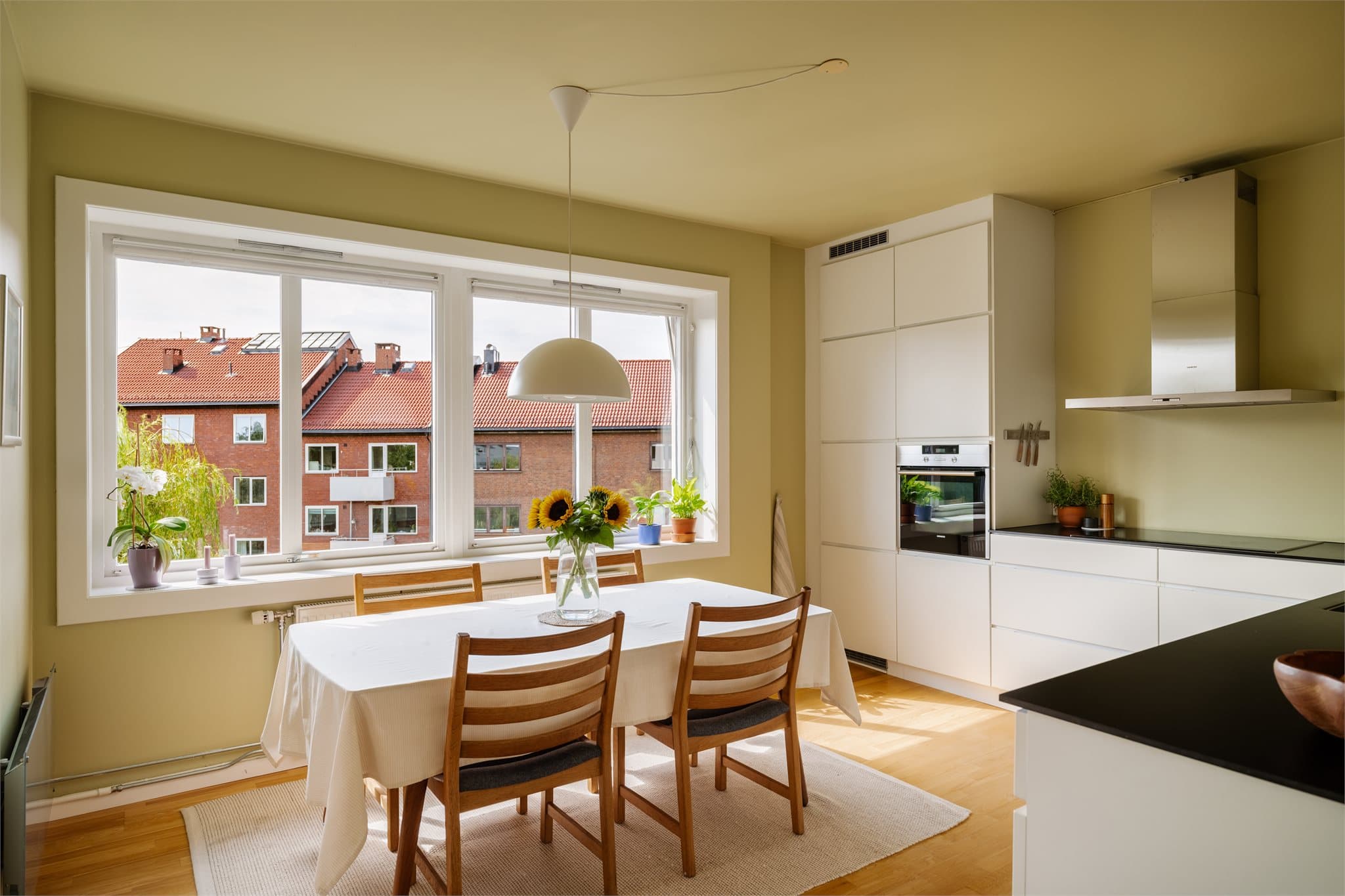 Sosialt og åpent kjøkken fra KVIK (2011) med god plass til spisebord. Perfekt for å invitere til hyggelige lag. Foto: Henrik Sporsheim.