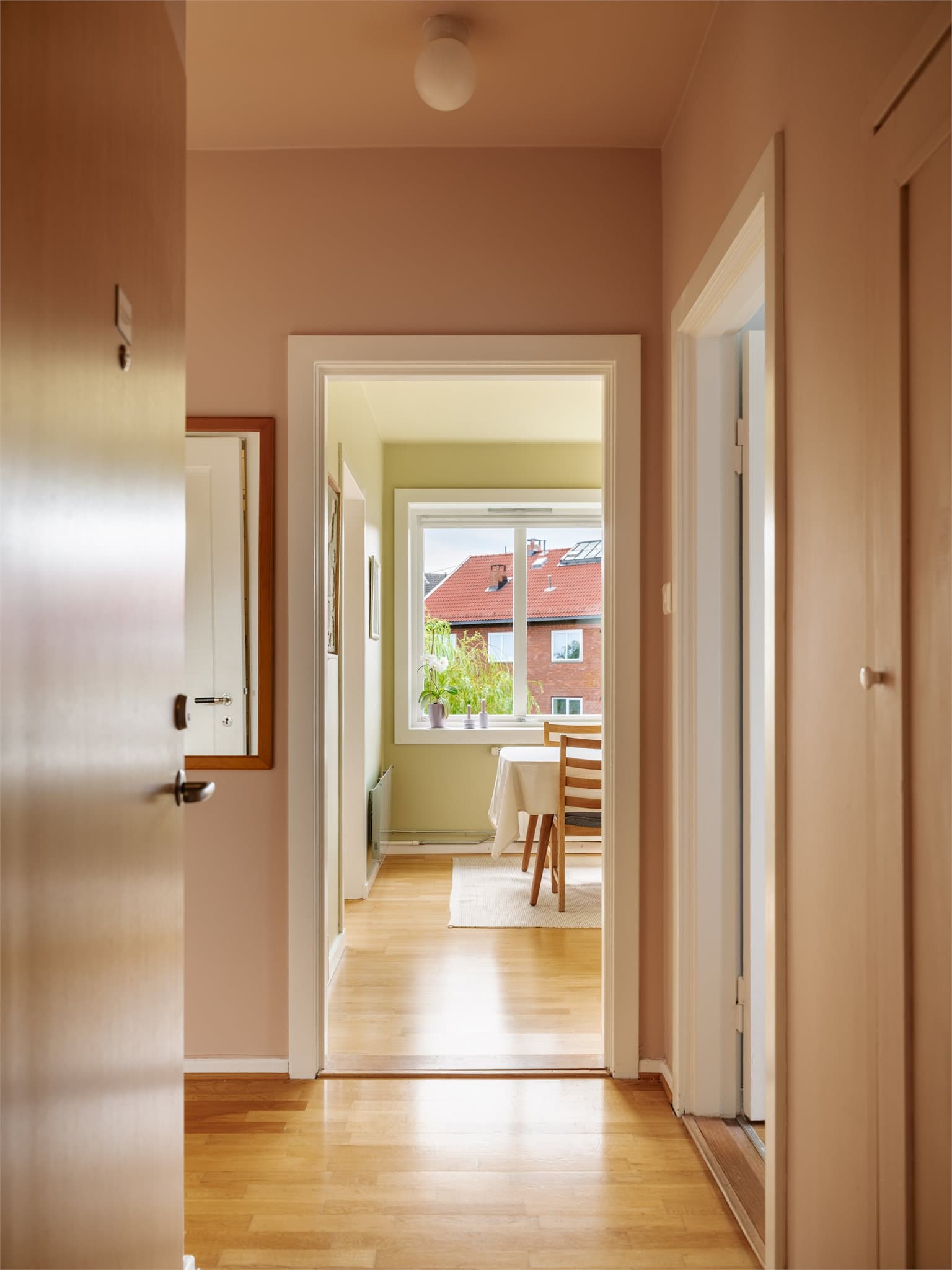 Innbygget garderobeskap i entréen gir praktisk oppbevaring.