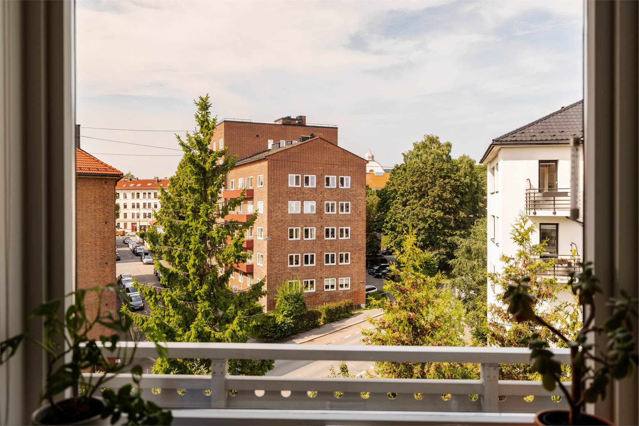 Utsikt mot rolige gater og klassisk bygårdsbebyggelse.