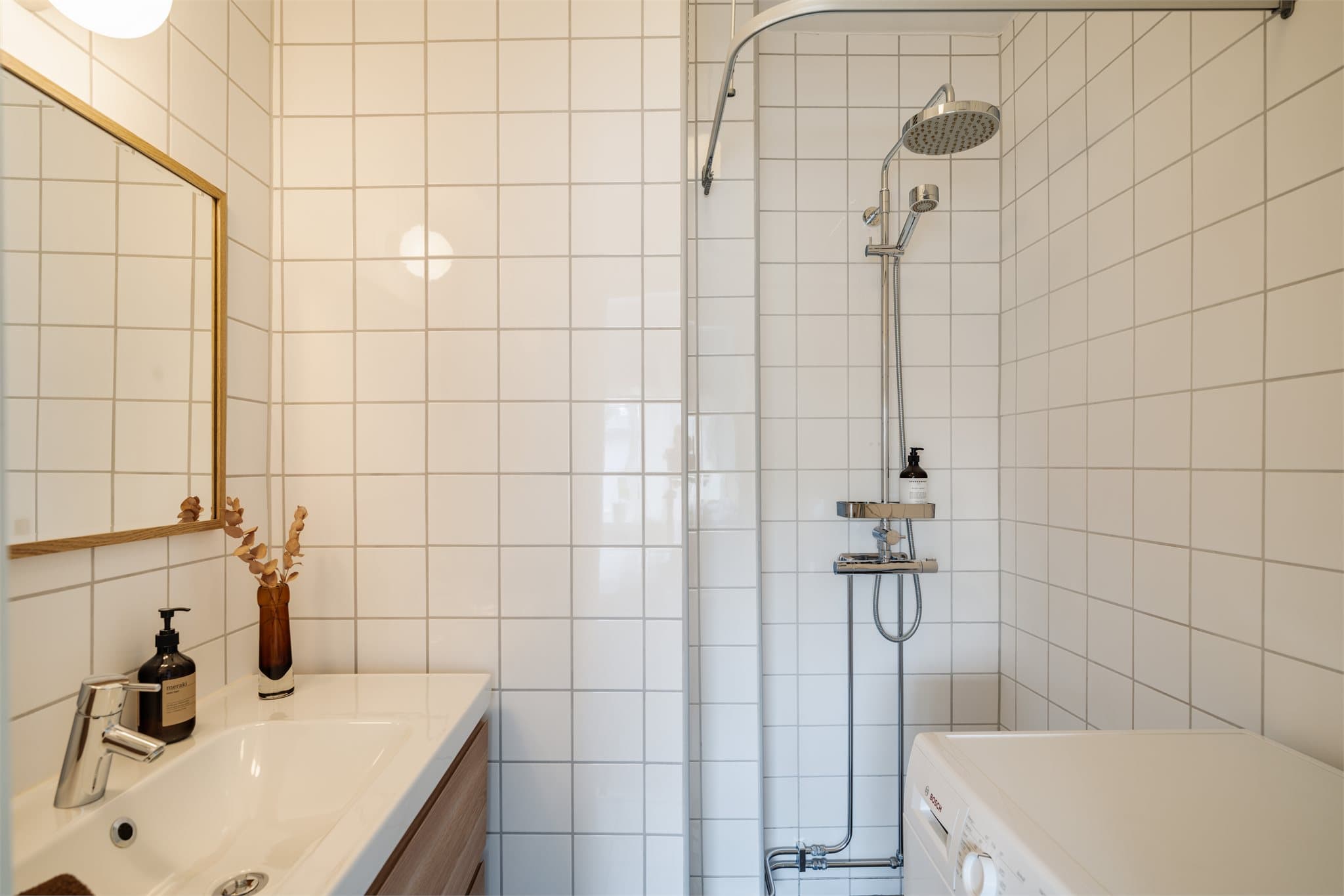 Badet ble oppgradert med nye fliser i 2014 og har elektrisk gulvvarme.