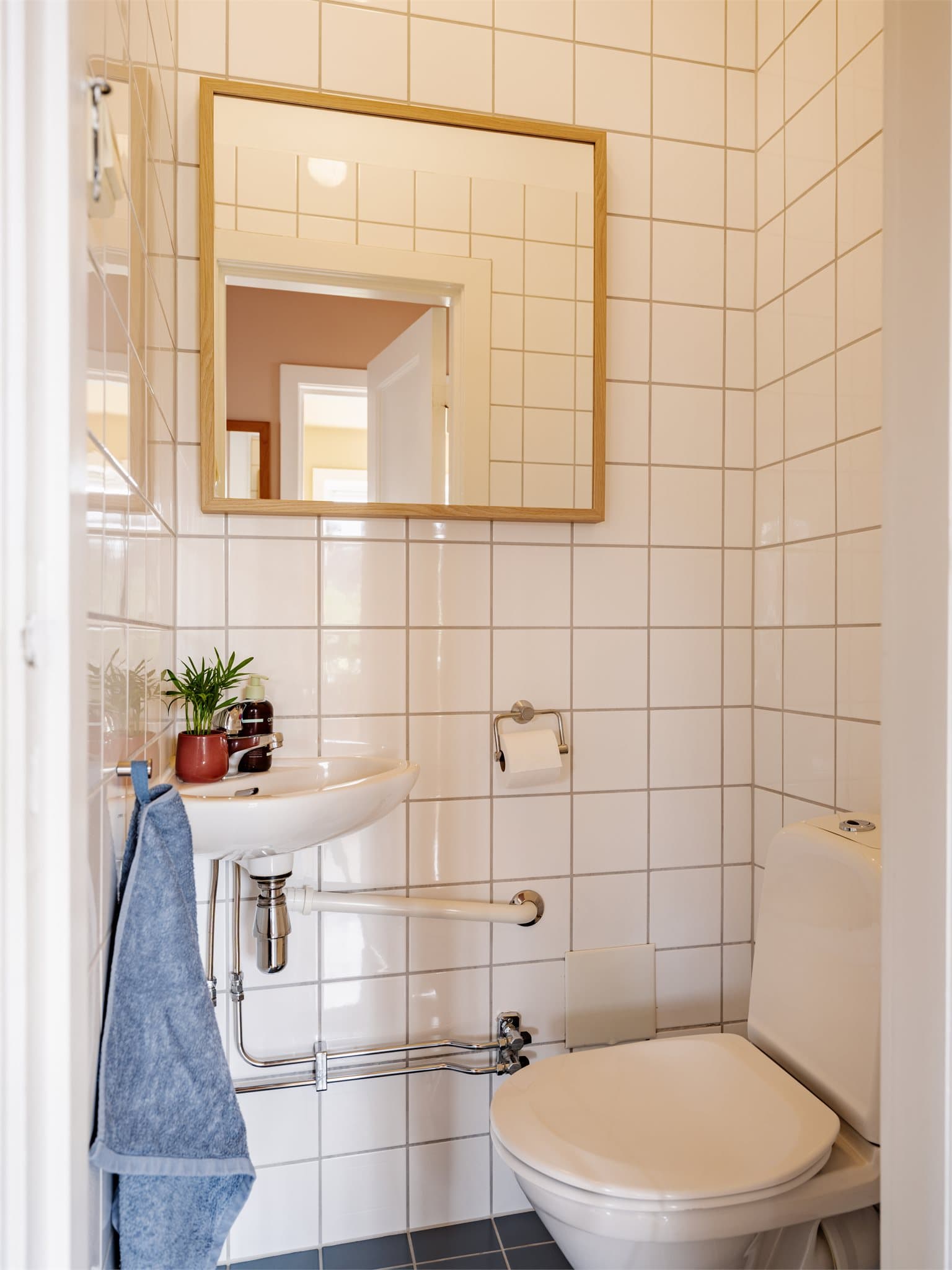 Leiligheten har et praktisk, separat wc-rom.