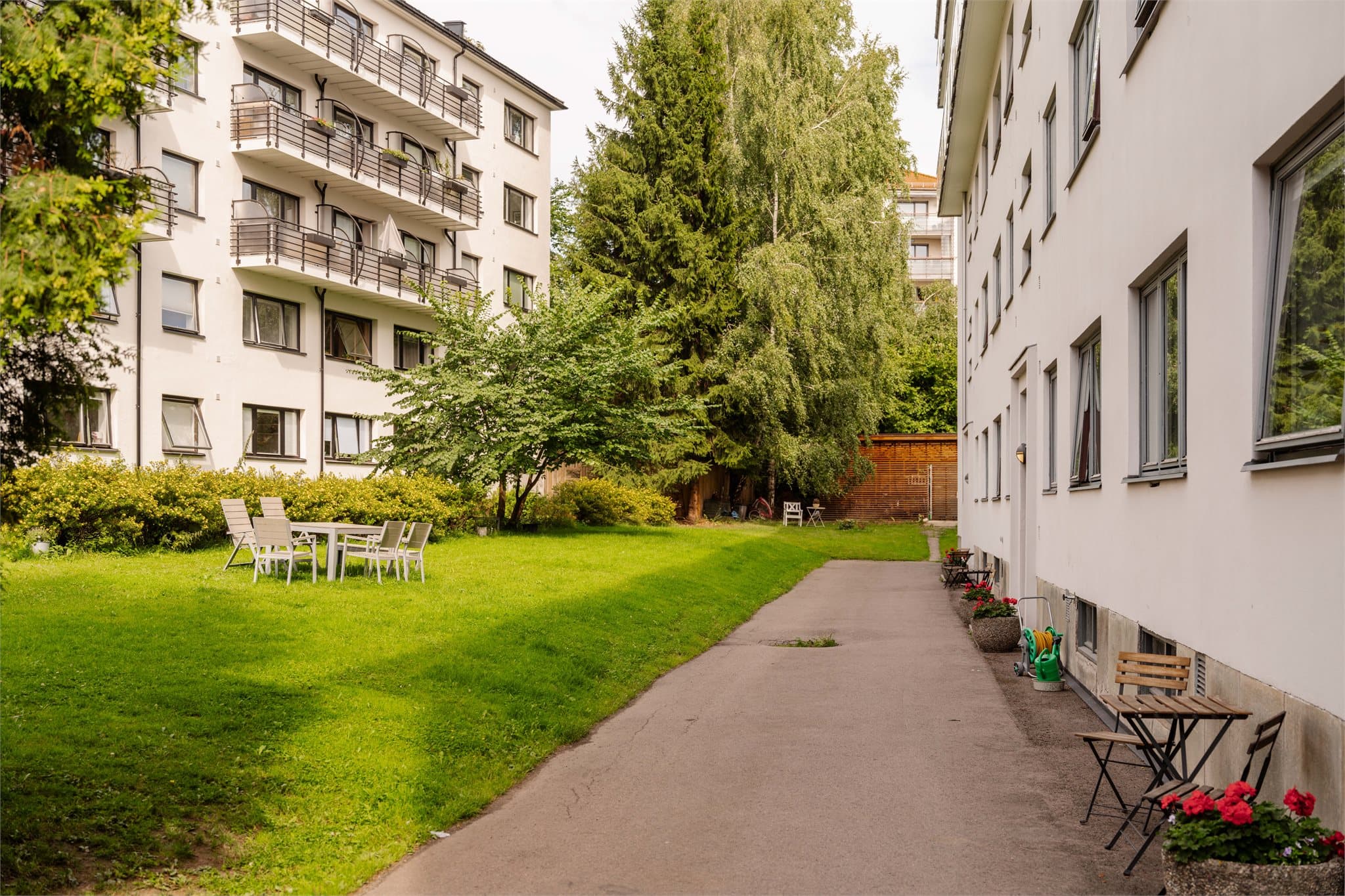 Store, grønne fellesarealer som er pent opparbeidet rett utenfor døren.