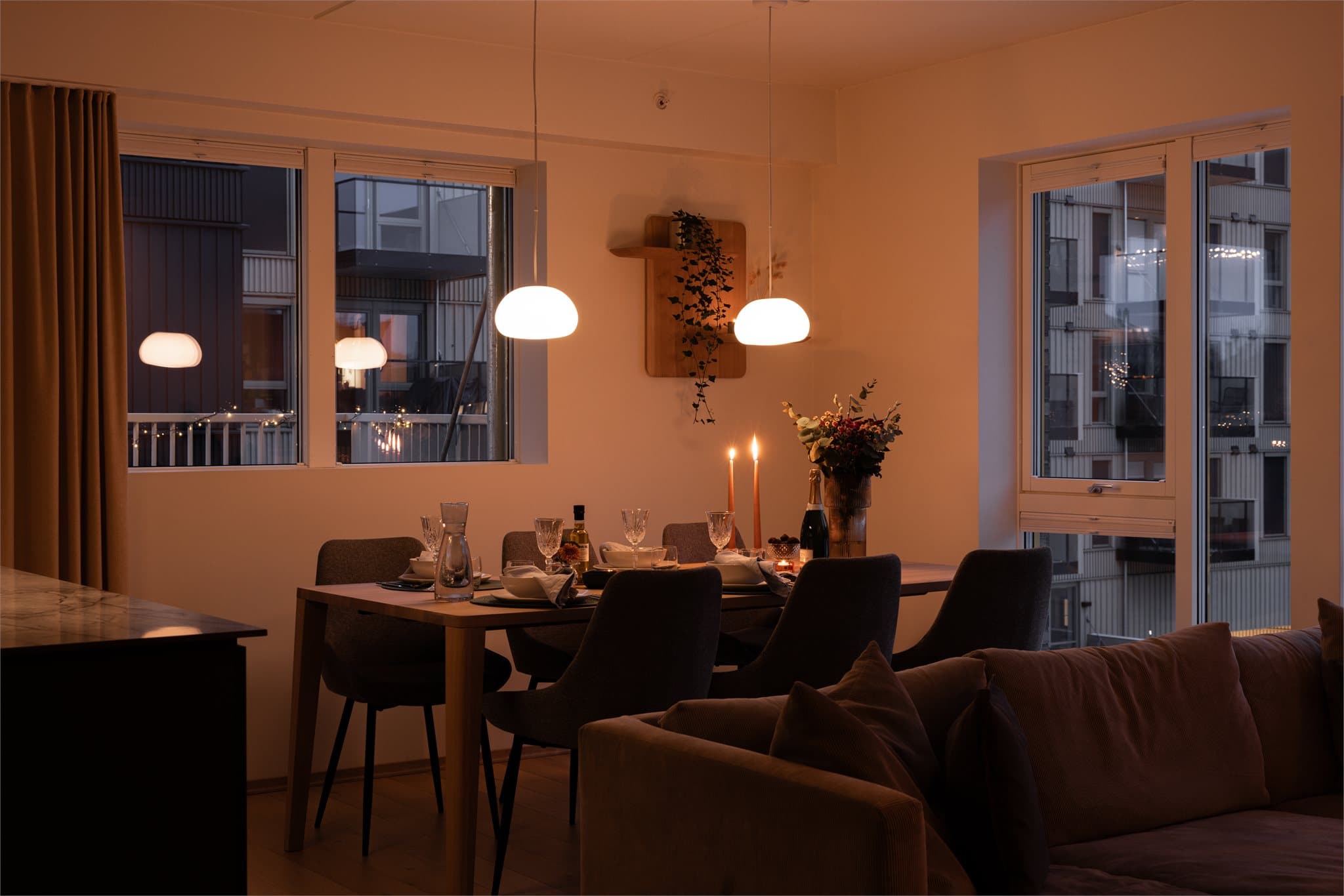 Et stilrent og moderne hjem i et nyere bygg fra 2020.